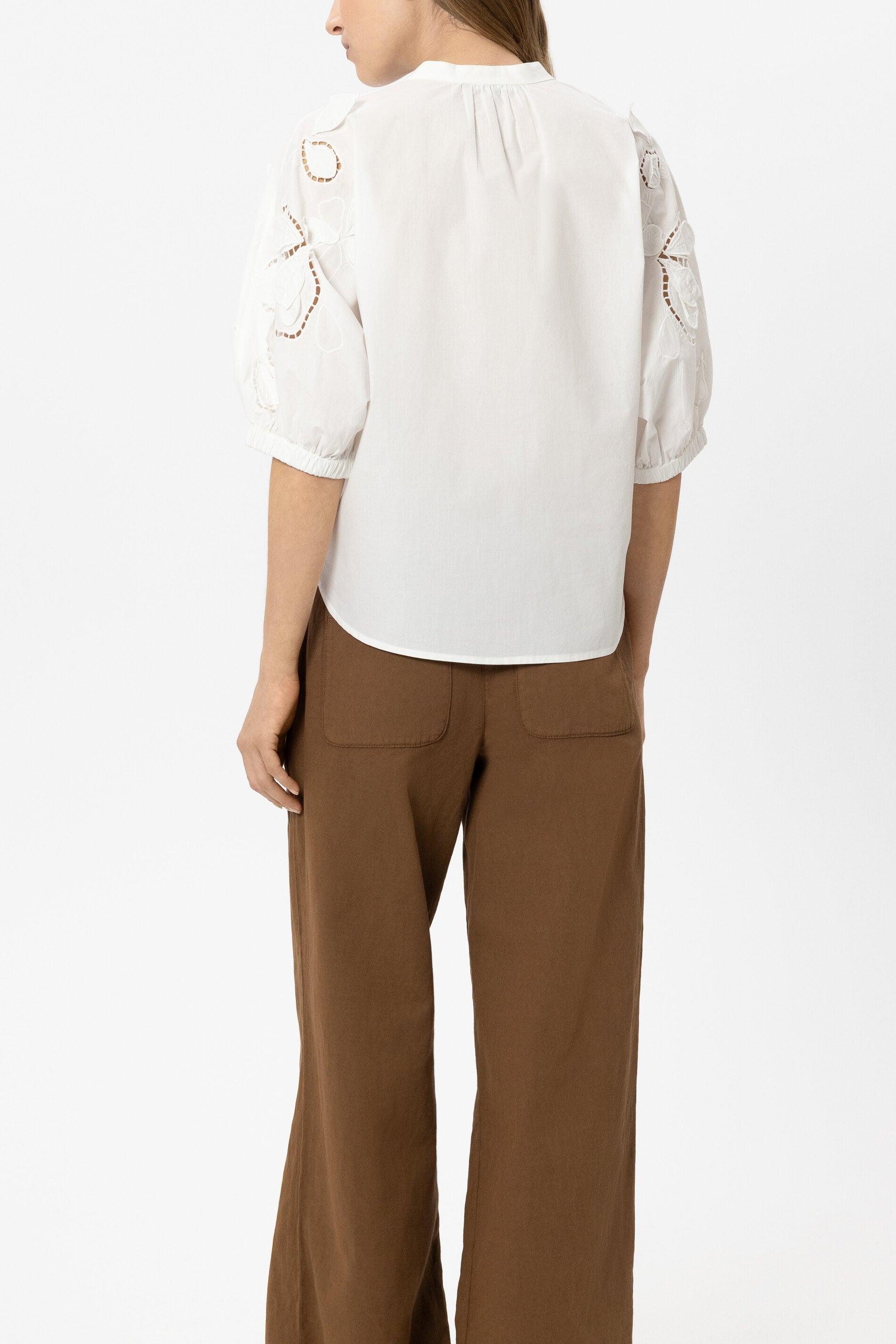 Bluse mit Lochstickerei - white - Standard | Model Rück