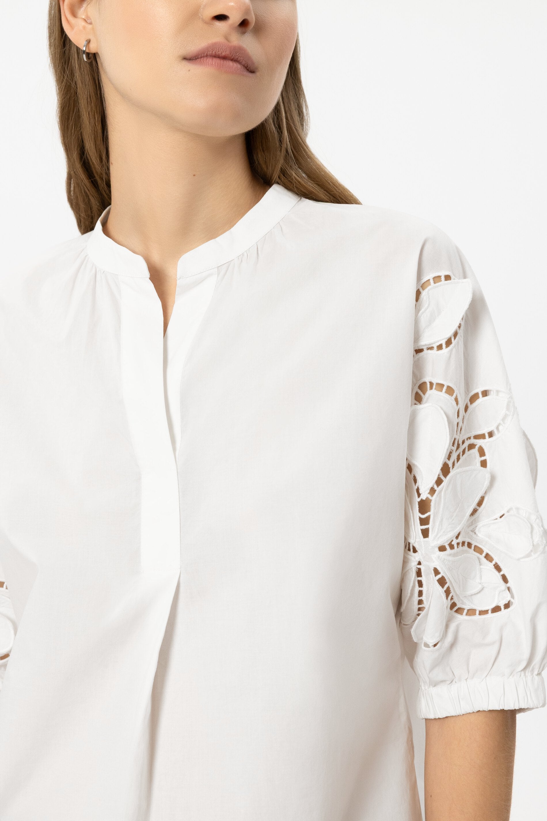 Bluse mit Lochstickerei - white - Standard | Model Detail