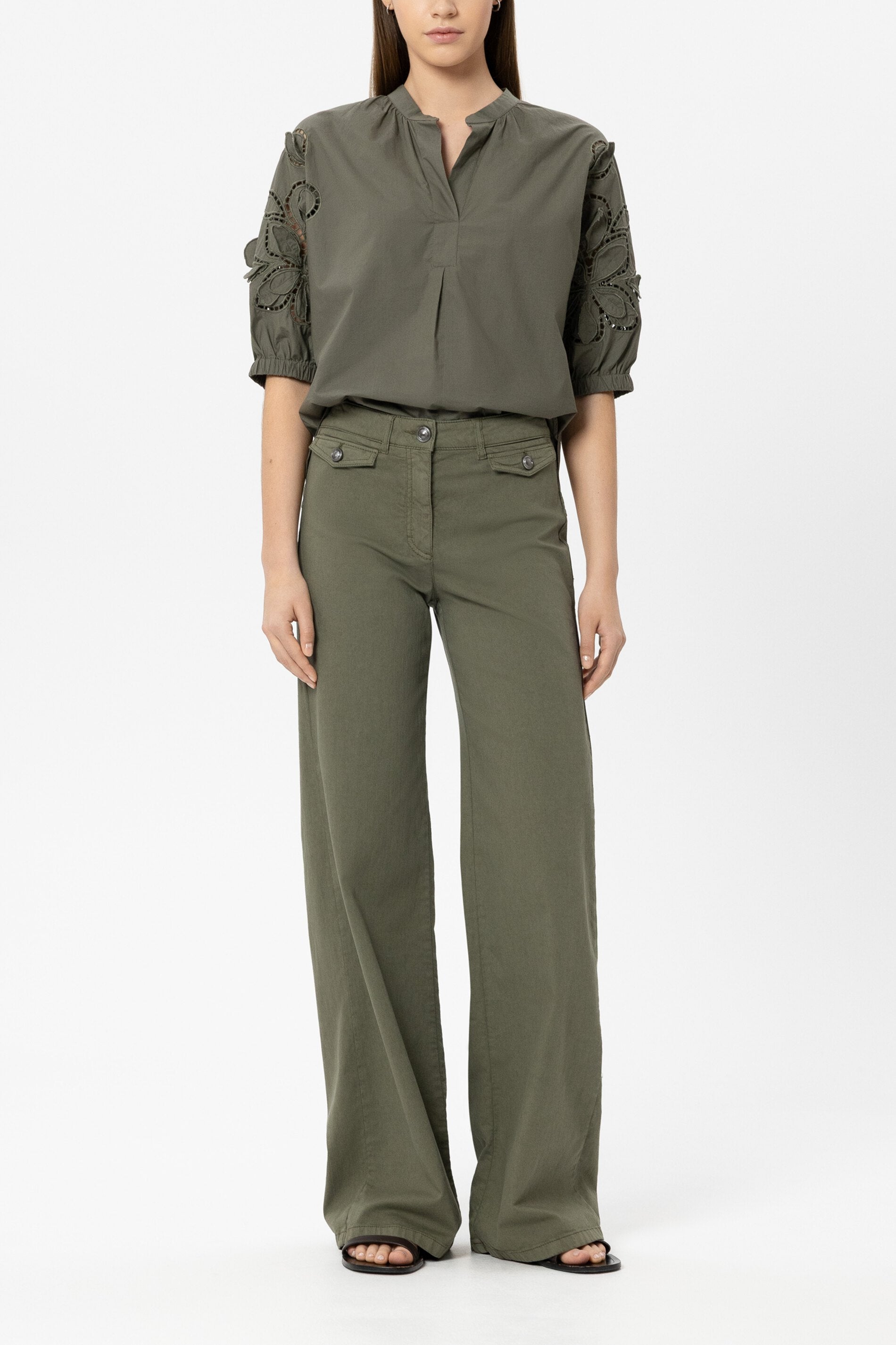 Bluse mit Lochstickerei - khaki - Standard | Model Front