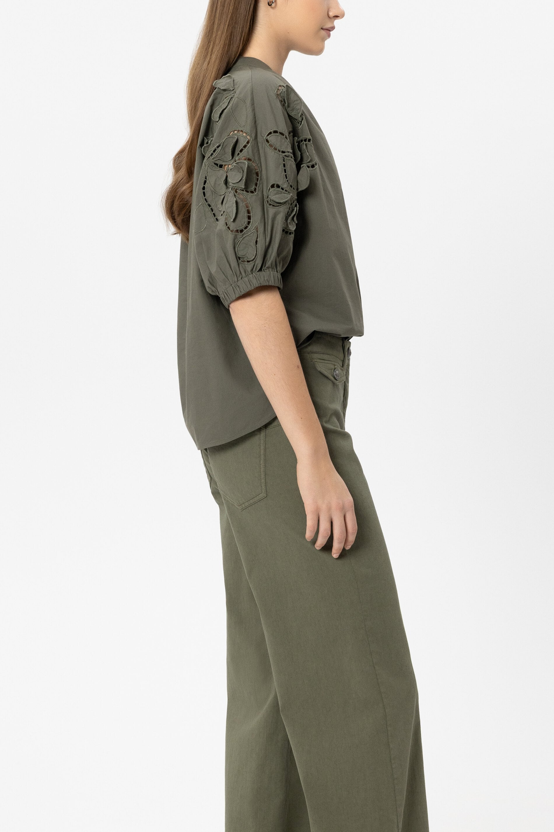 Bluse mit Lochstickerei - khaki - Standard | Model Seite