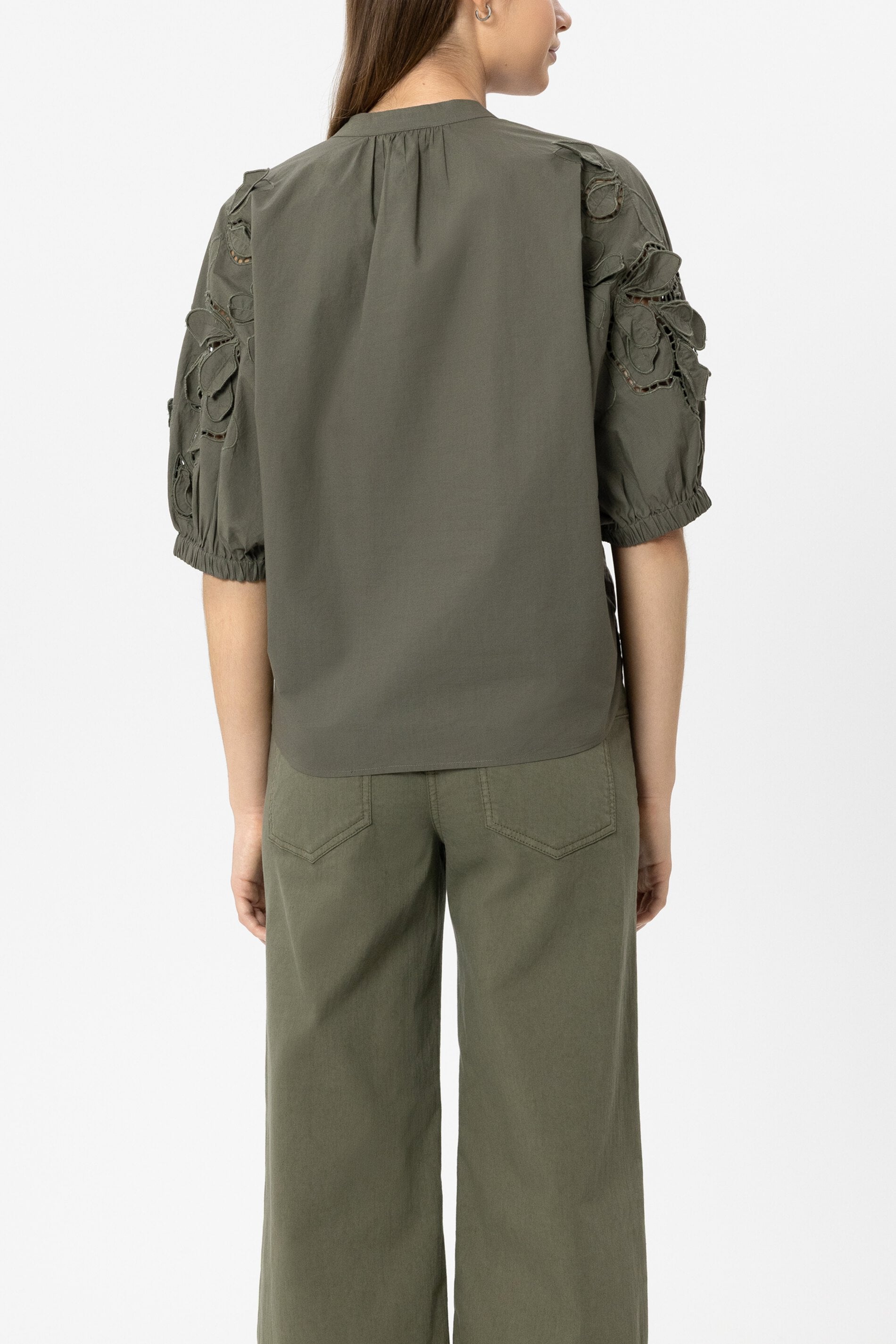 Bluse mit Lochstickerei - khaki - Standard | Model Rück