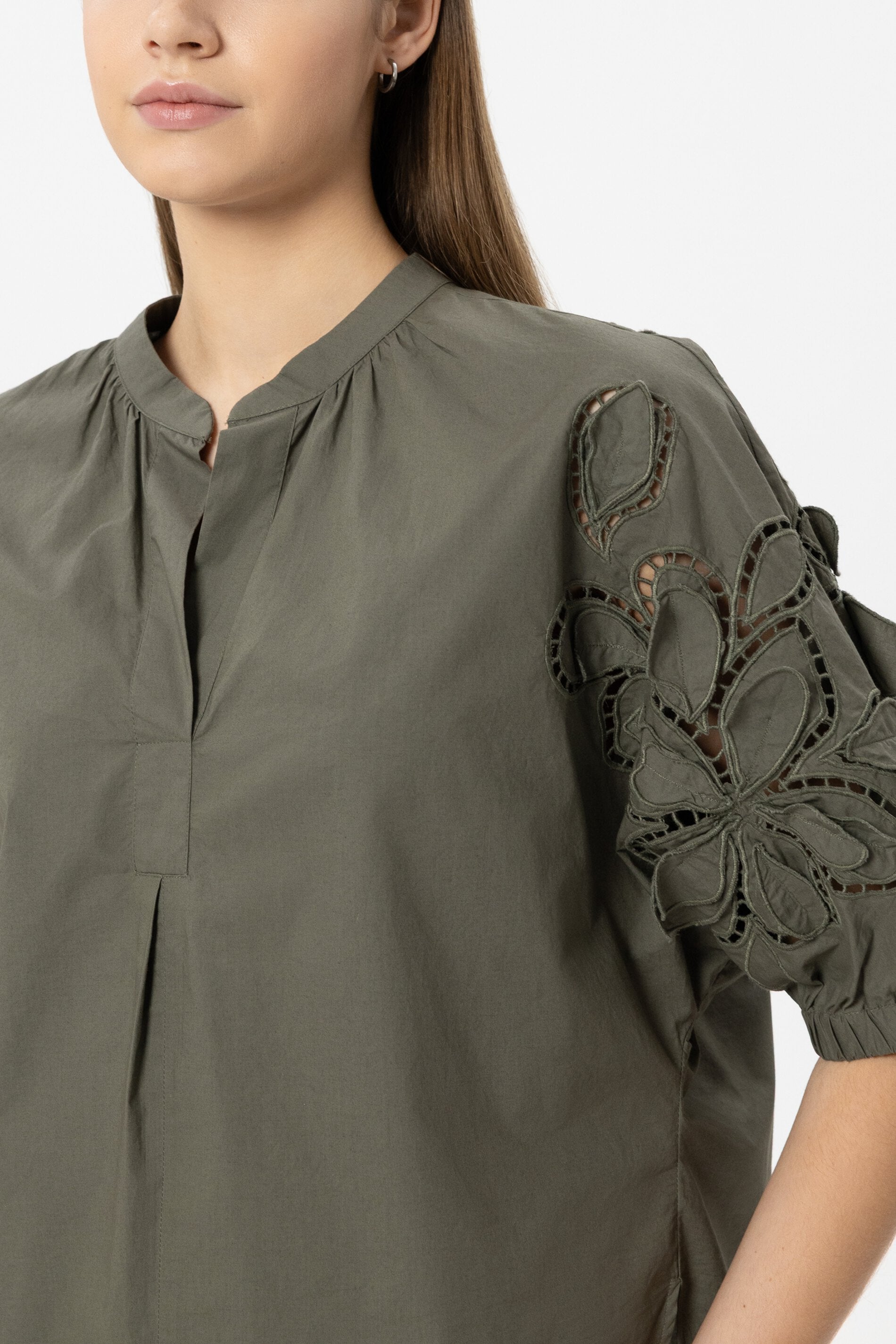 Bluse mit Lochstickerei - khaki - Standard | Model Detail