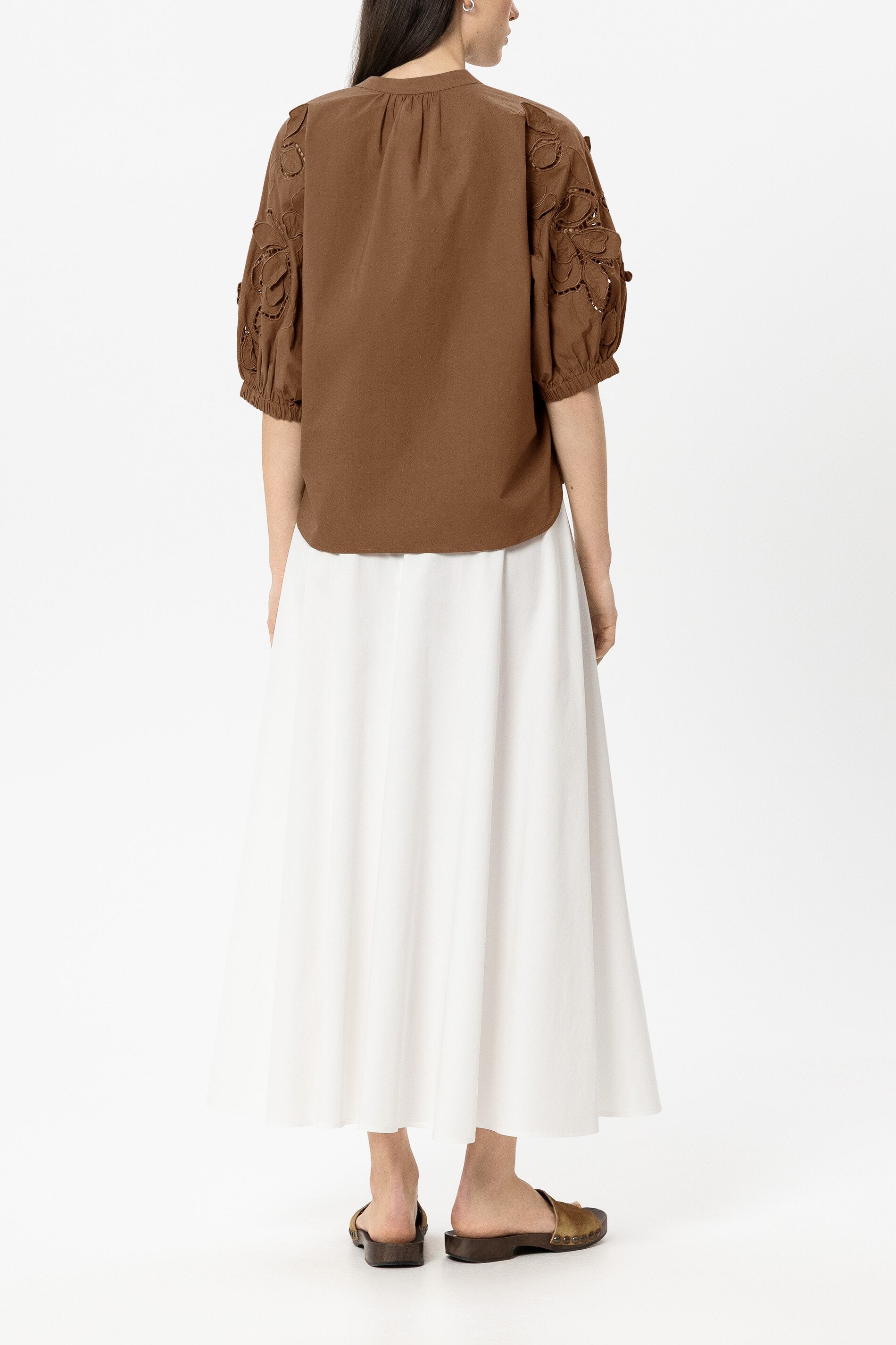 Bluse mit Lochstickerei - dark terracotta - Standard | Model Rück
