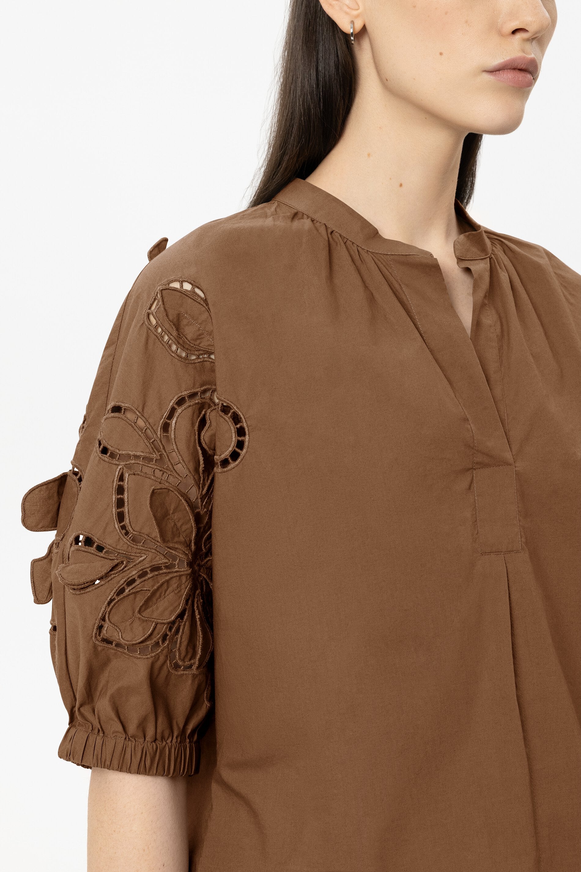 Bluse mit Lochstickerei - dark terracotta - Standard | Model Detail