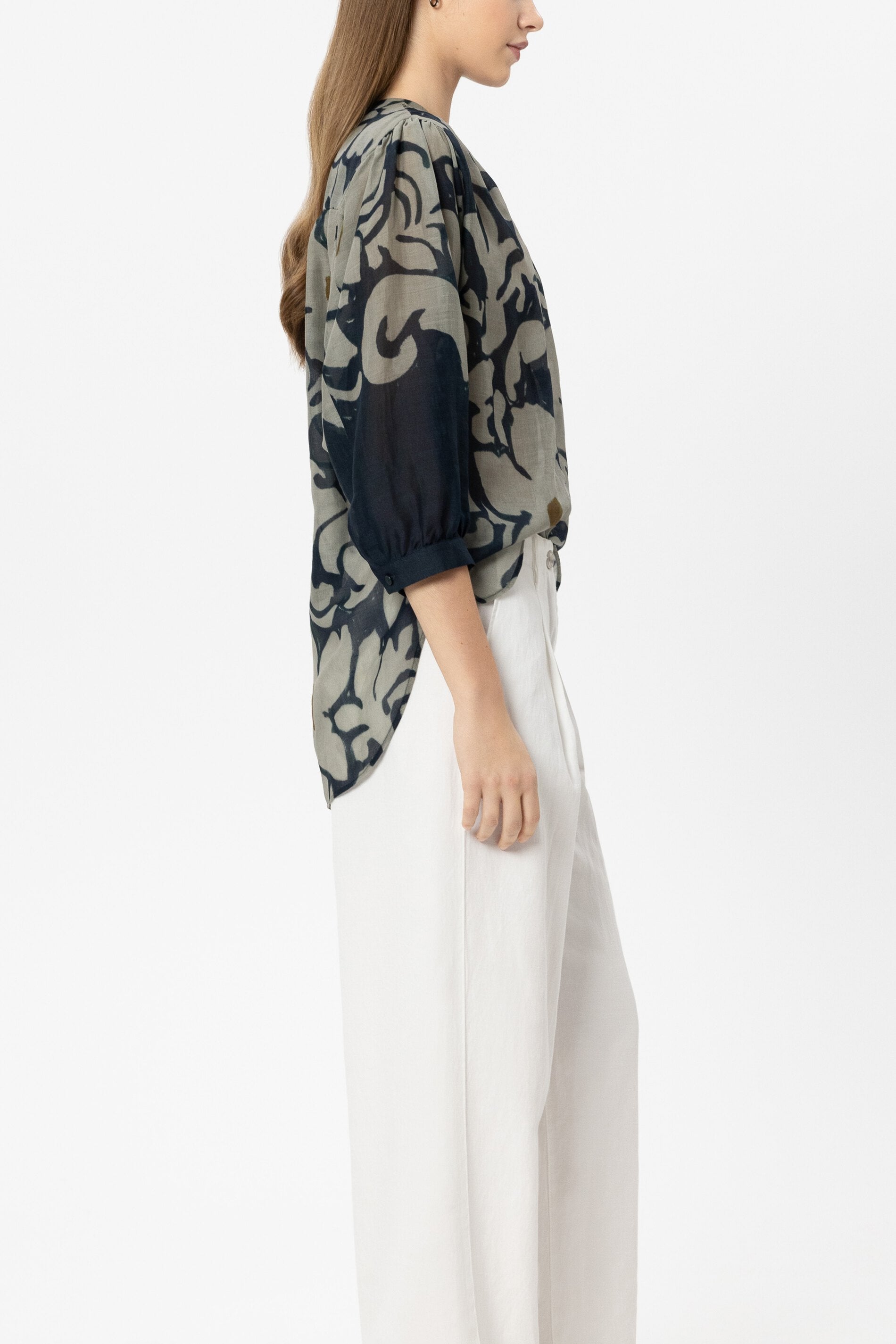 Bluse mit Flower-Print - tinted blue / multi - Standard | Model Seite