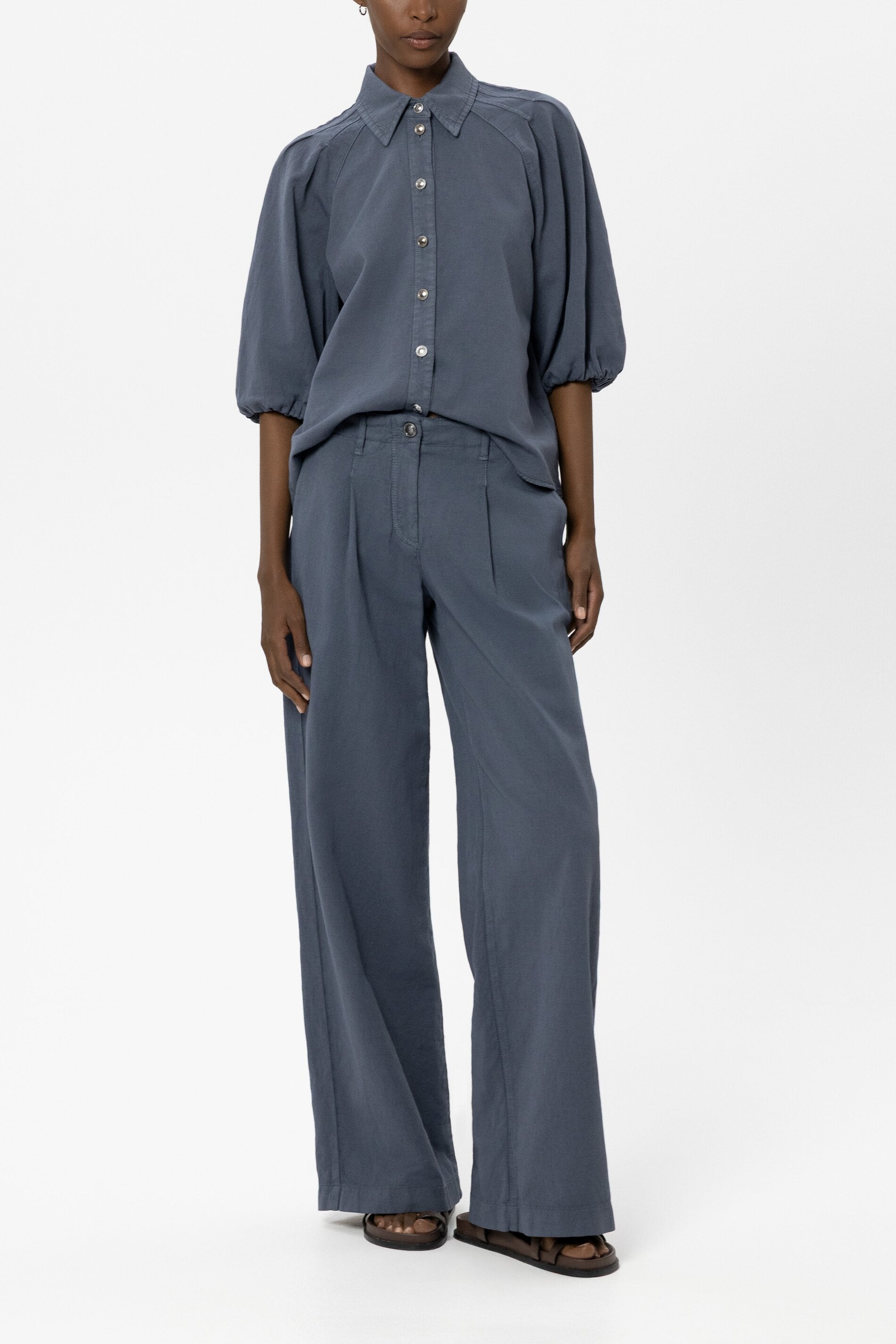 Bluse aus Leinen-Mix - tinted blue - Standard | Model Front