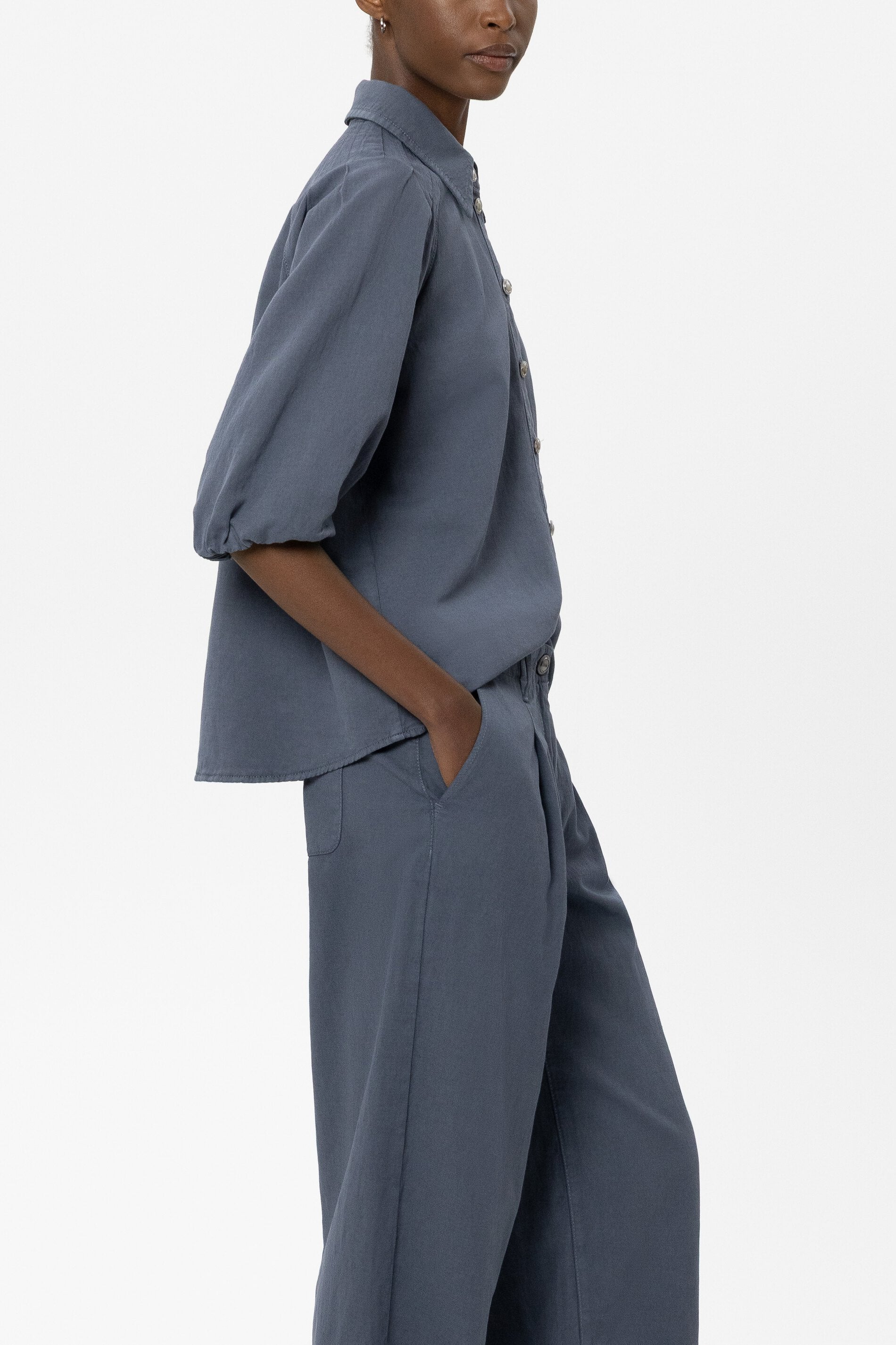 Bluse aus Leinen-Mix - tinted blue - Standard | Model Seite