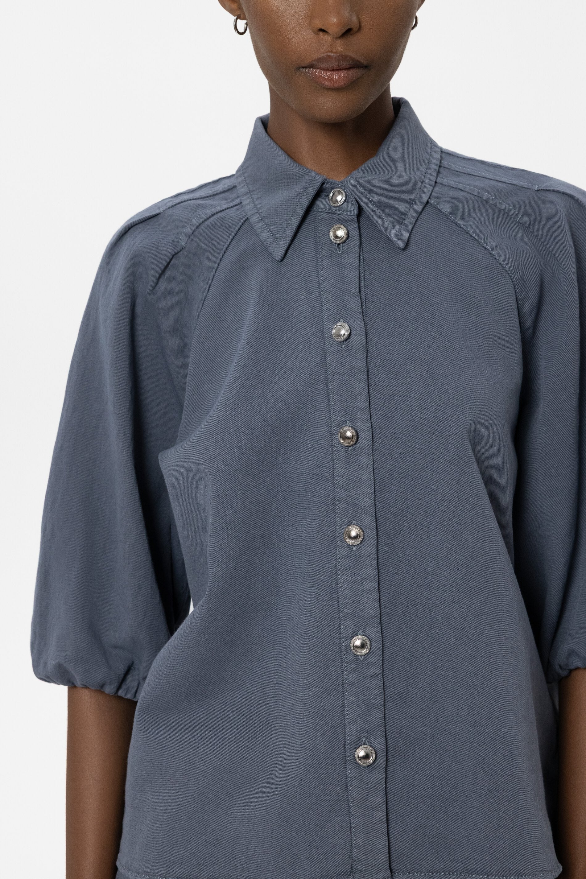 Bluse aus Leinen-Mix - tinted blue - Standard | Model Detail