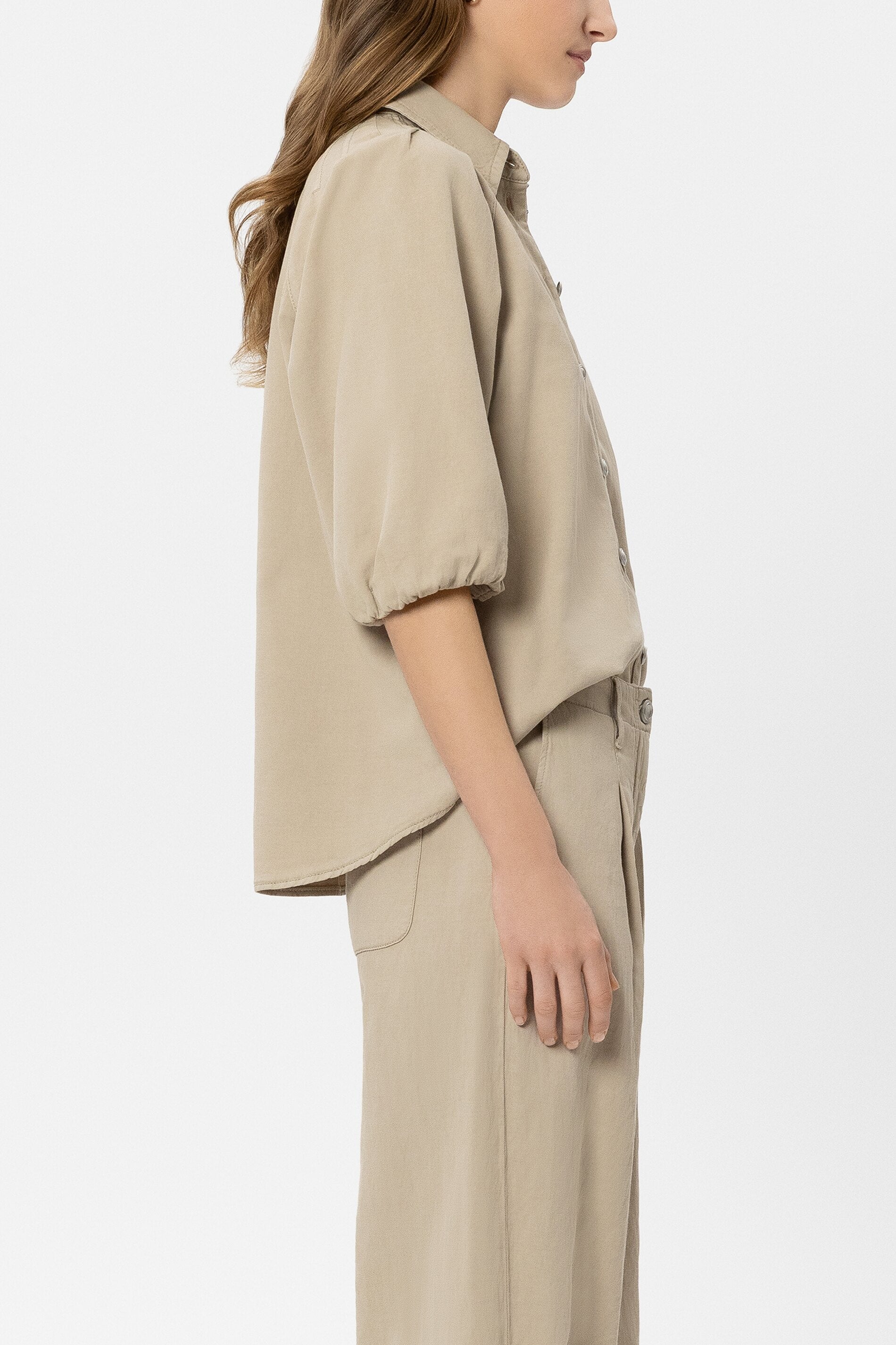 Bluse aus Leinen-Mix - sand - Standard | Model Seite