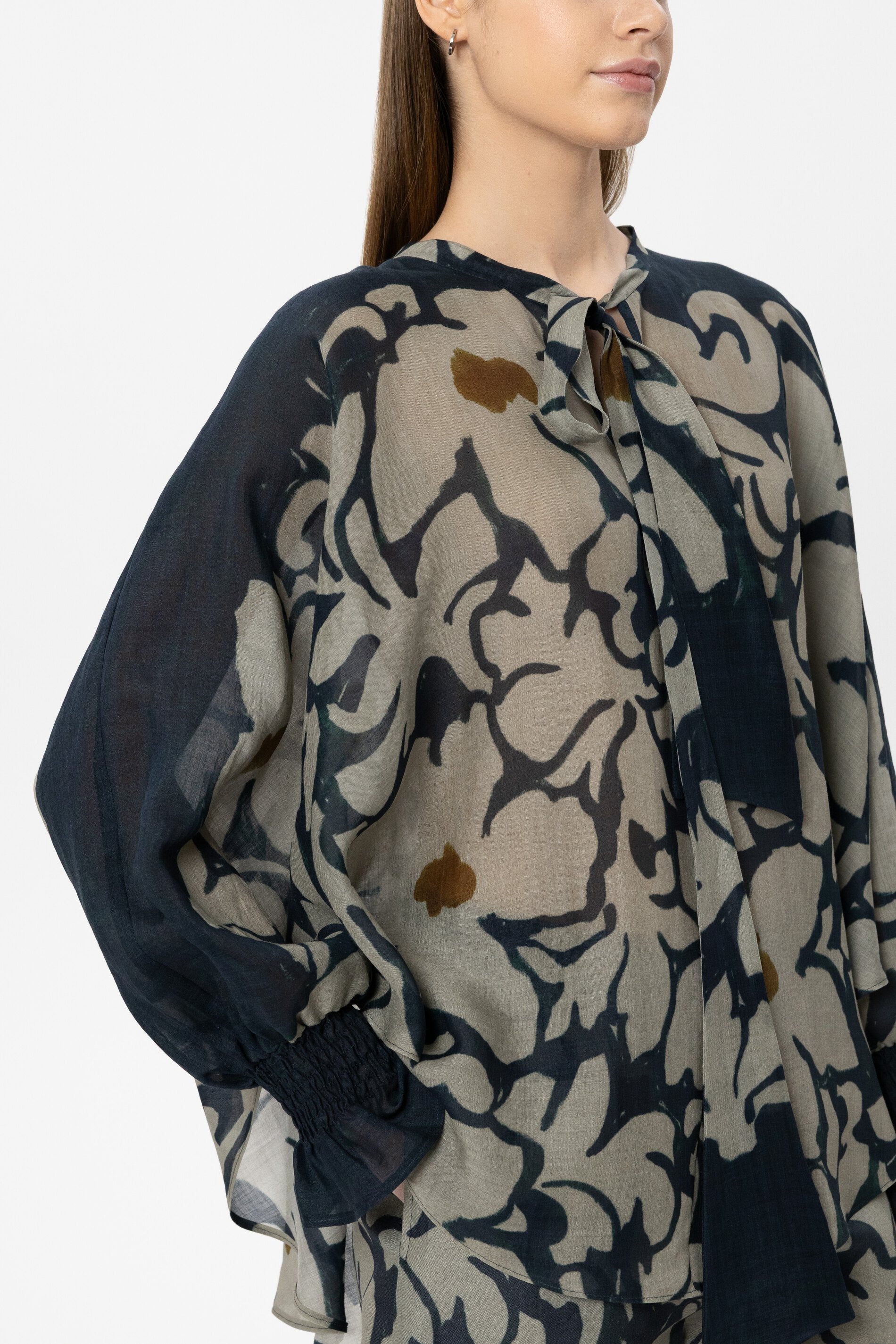 Bluse mit Flower-Print - tinted blue / multi - Standard | Model Detail