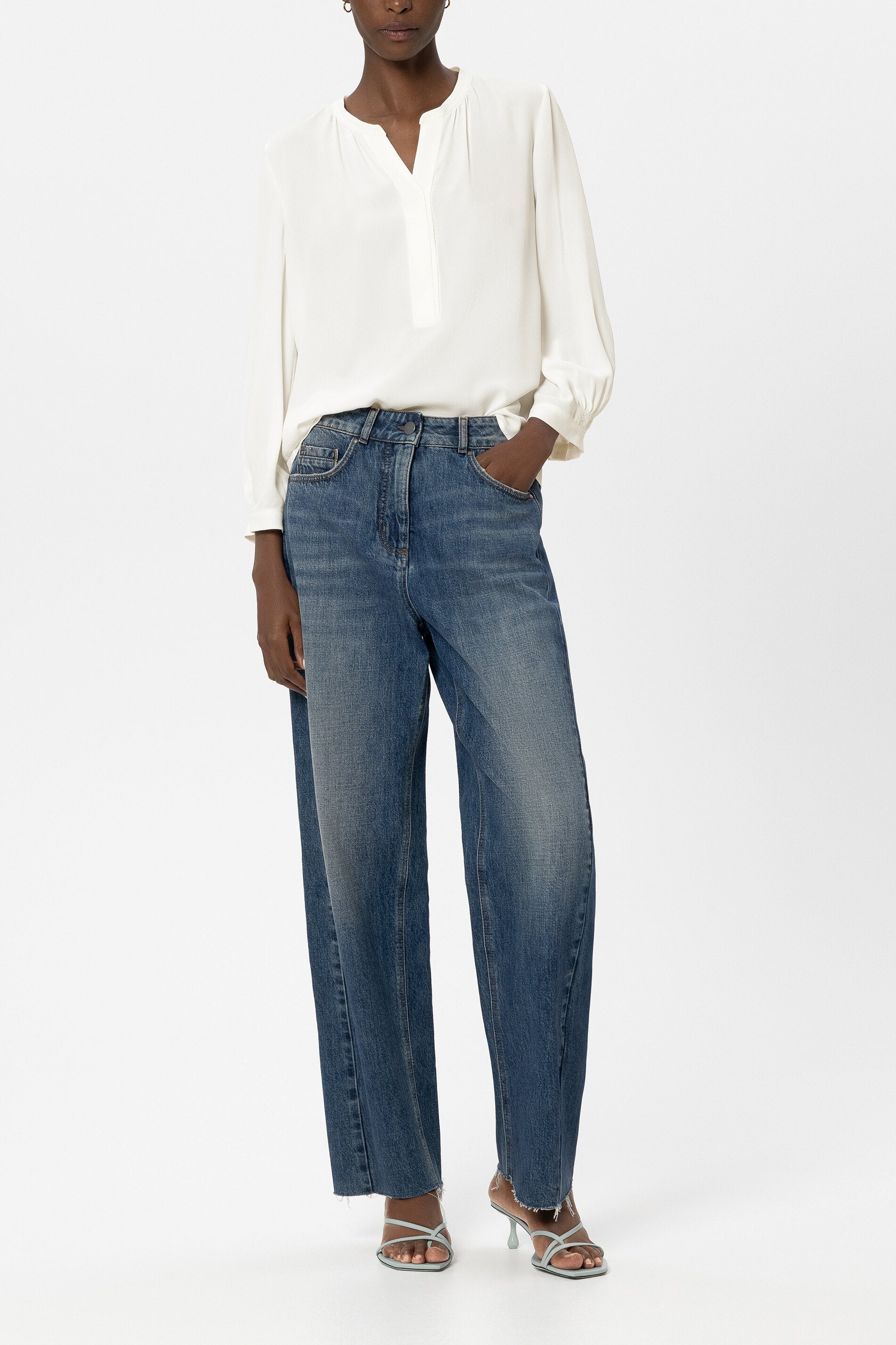 Tunika aus Seiden-Mix - off white - Standard | Model Front