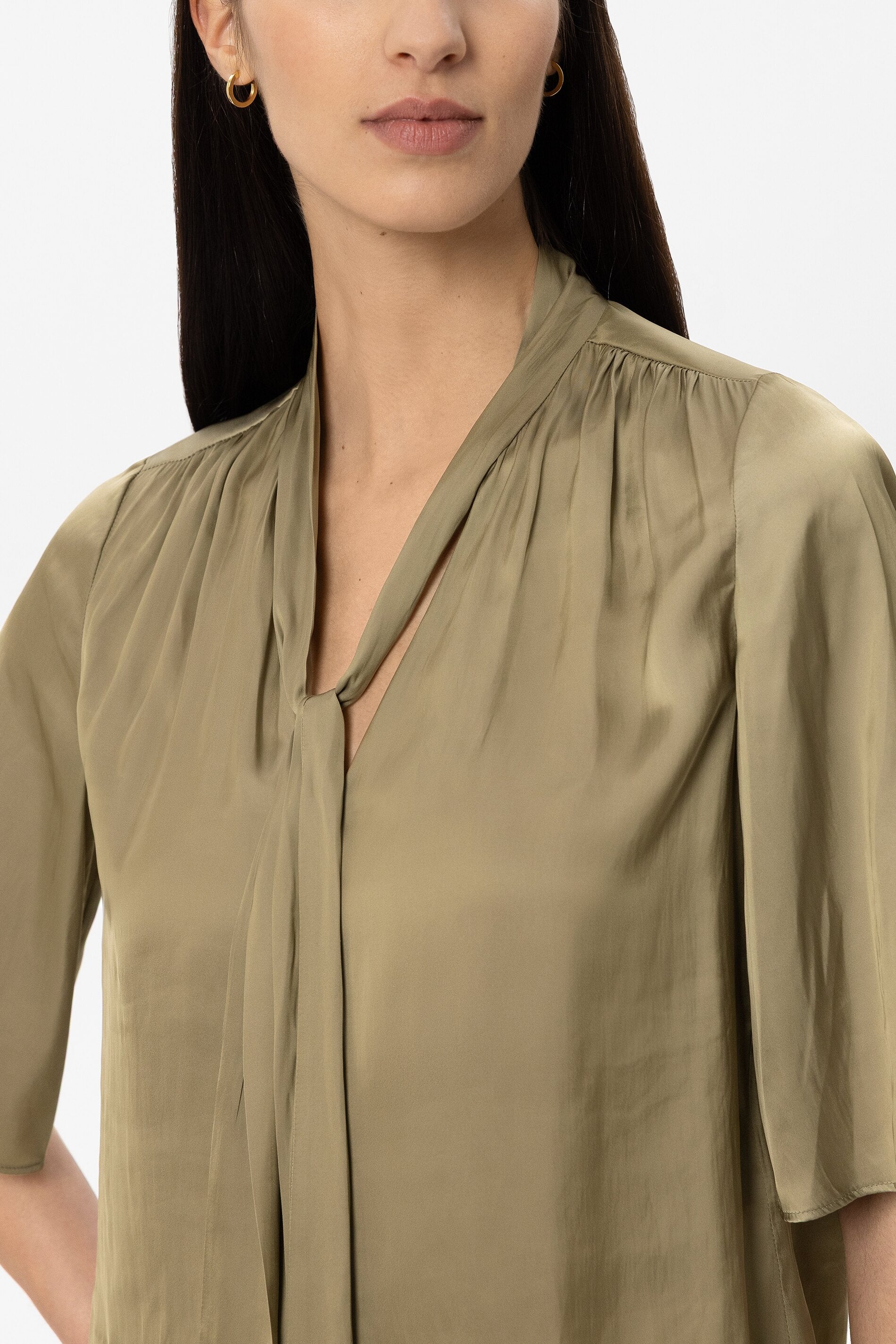 Satin-Bluse mit Schluppe - salbei - Standard | Model Detail