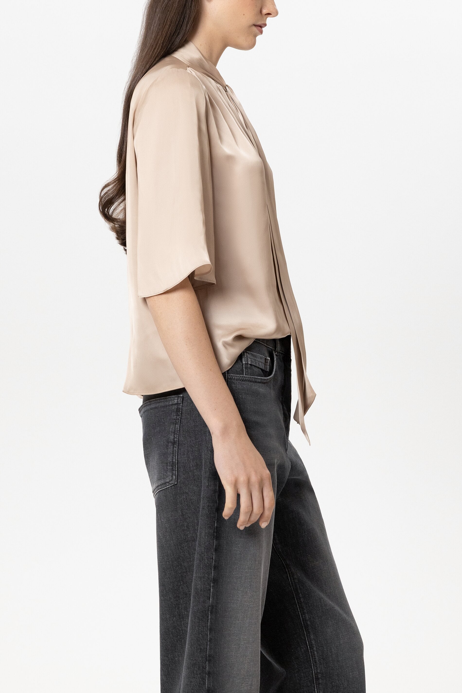 Satin-Bluse mit Schluppe - cappuccino - Standard | Model Seite