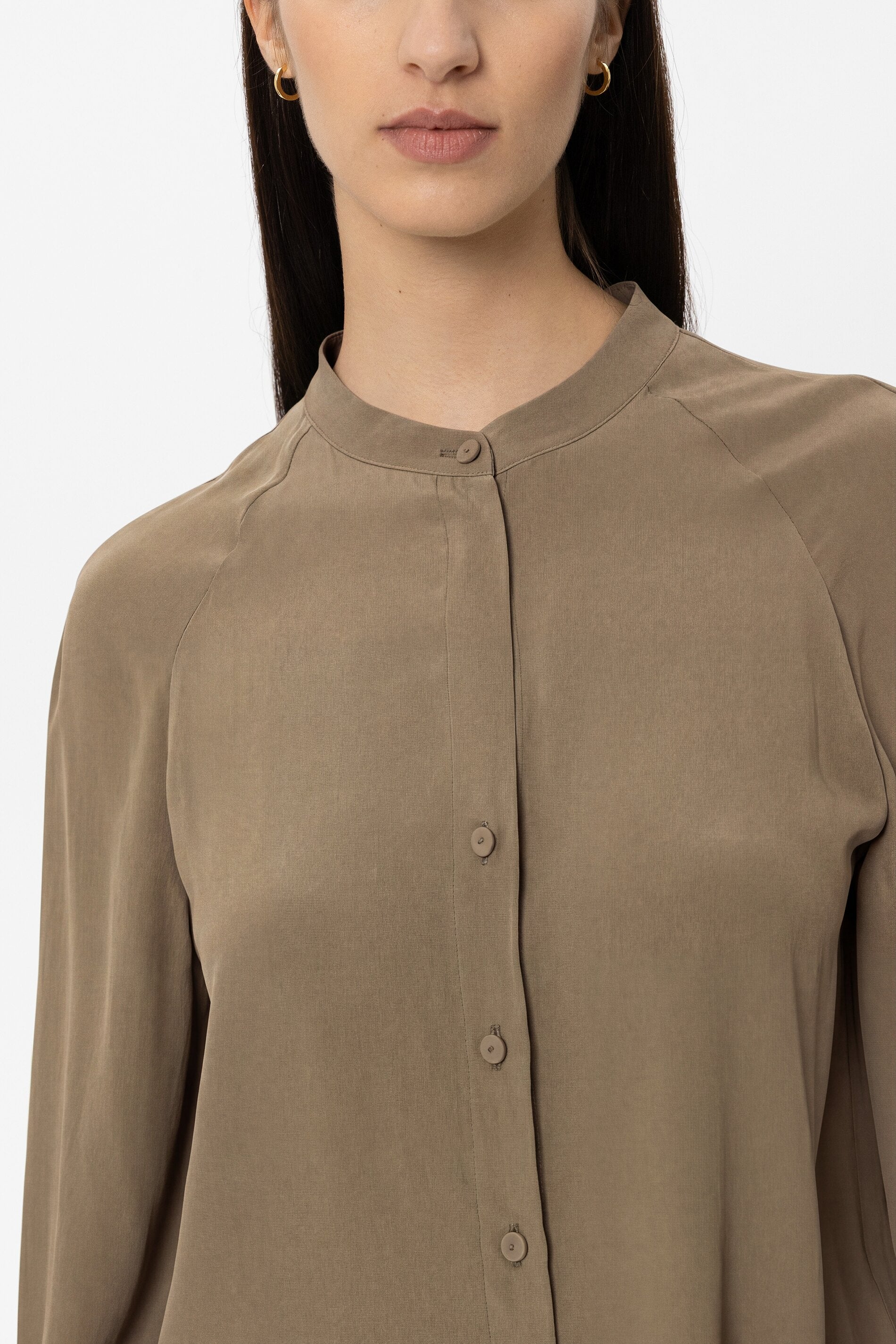 Bluse aus Seiden-Mix - salbei - Standard | Model Detail