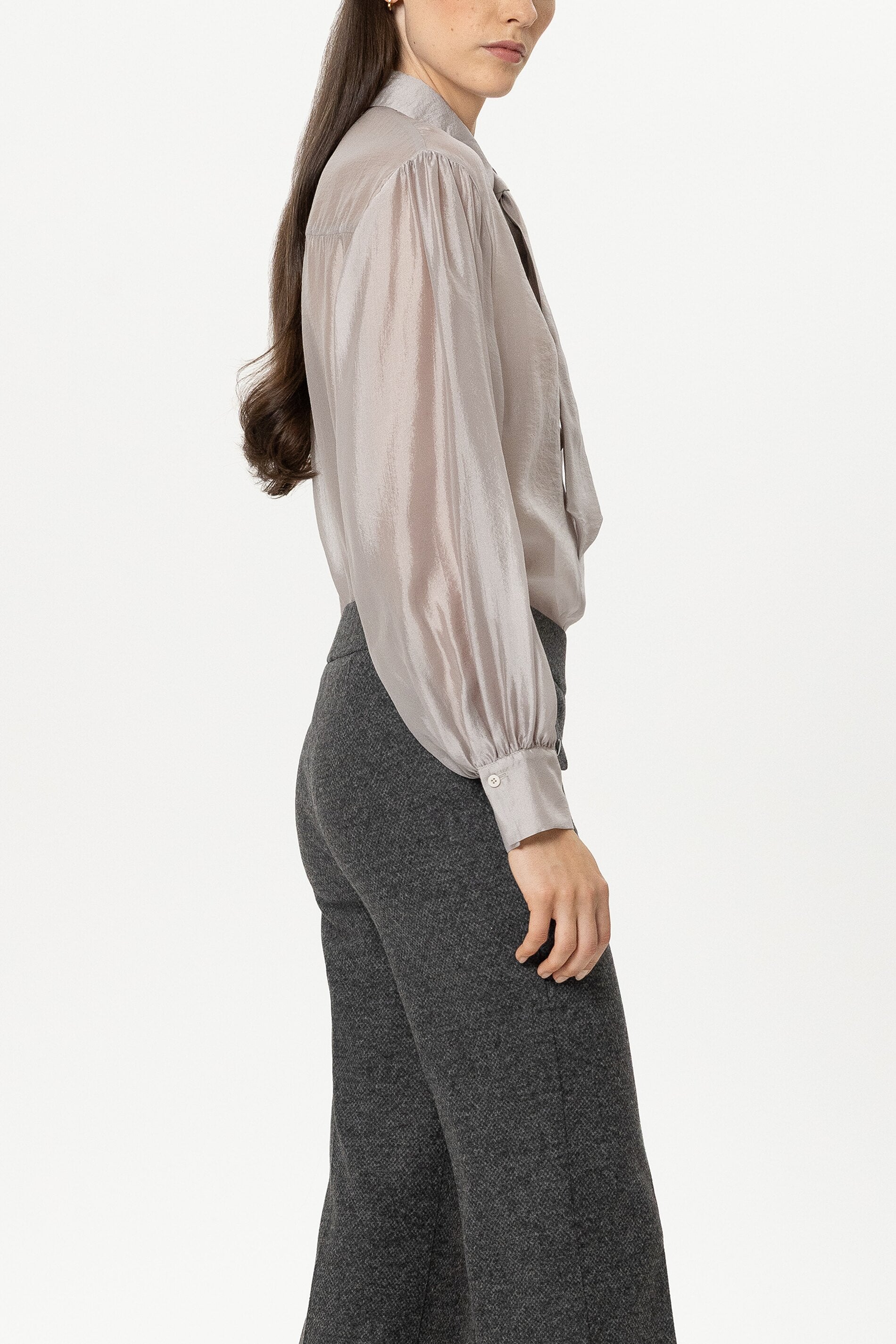 Semitransparente Hemdbluse - pearl - mit Krawatte | Model Seite