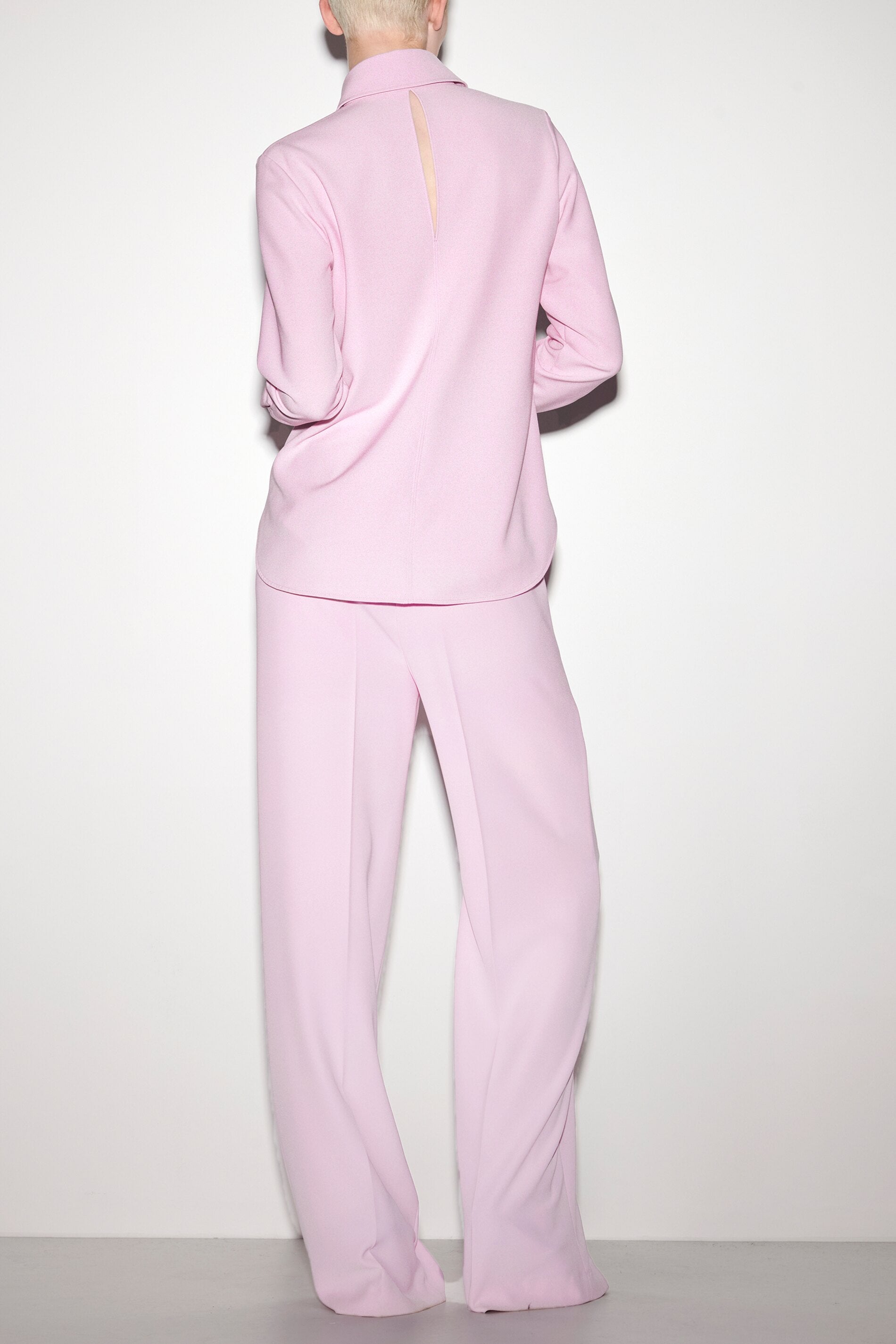 Hemdbluse mit Cut-out-Detail - faded lavender - Standard | Model Rück