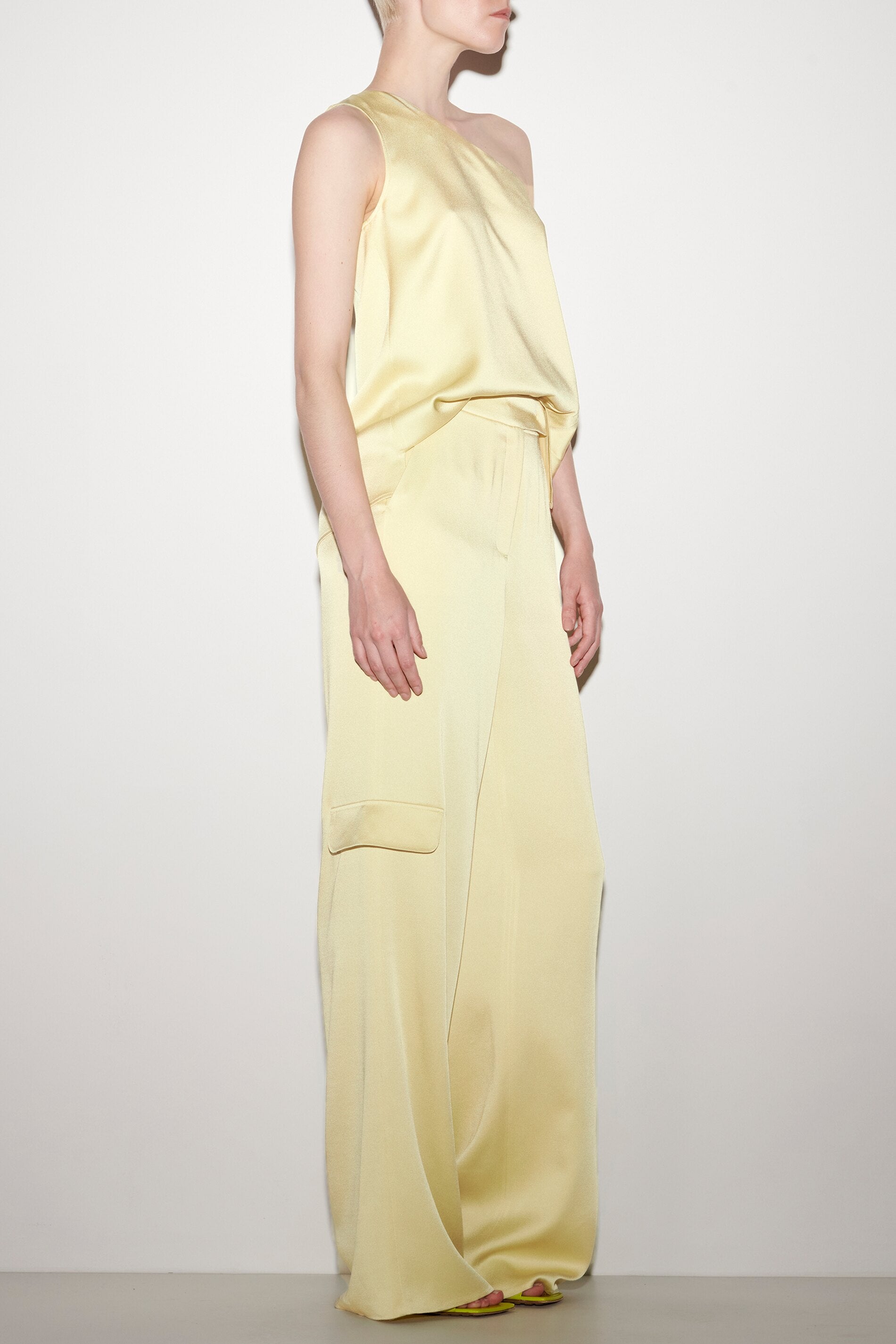 Satin-Off-Shoulder-Top - pale citron - Standard | Model Seite