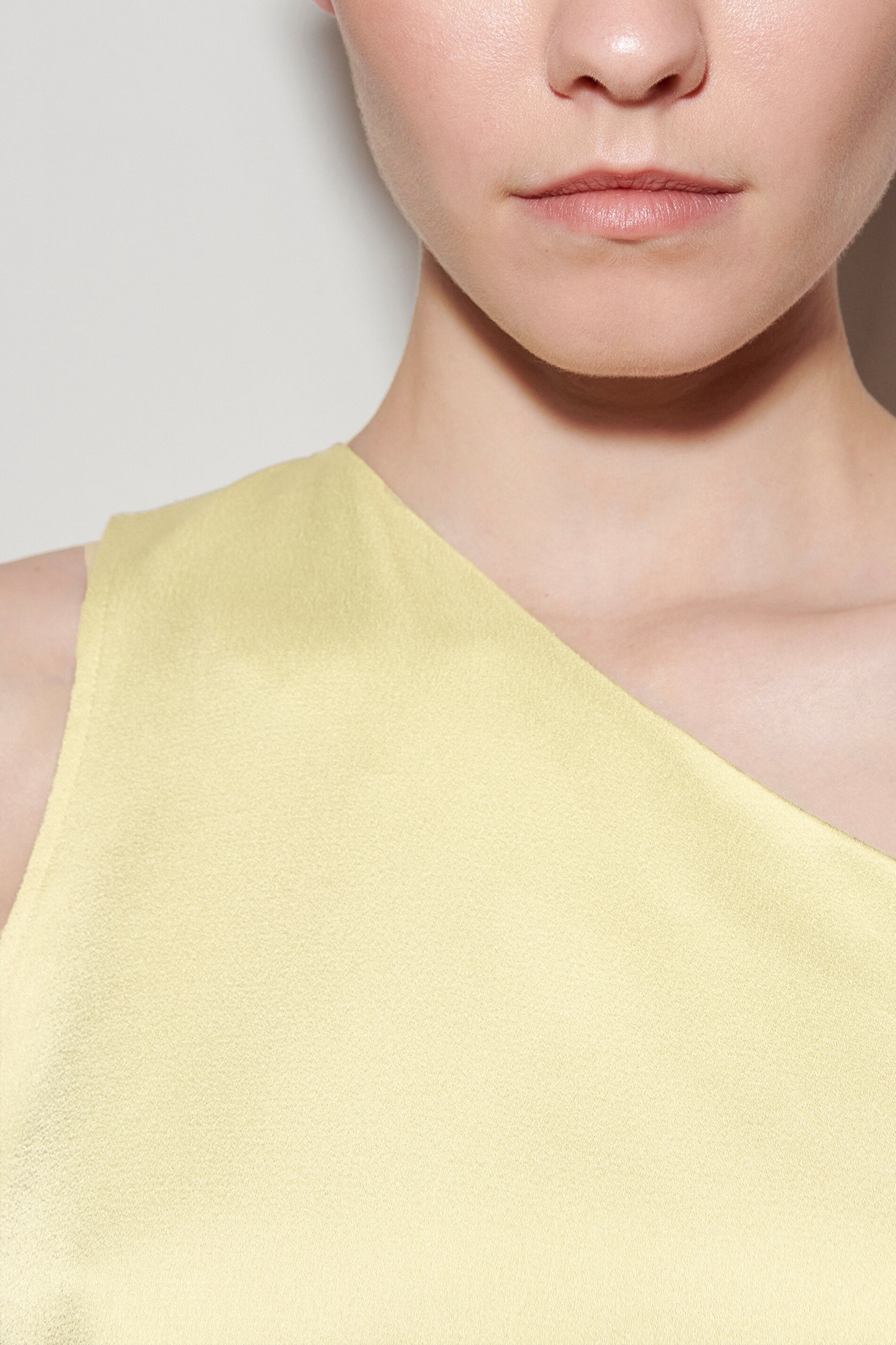 Satin-Off-Shoulder-Top - pale citron - Standard | Model Detail