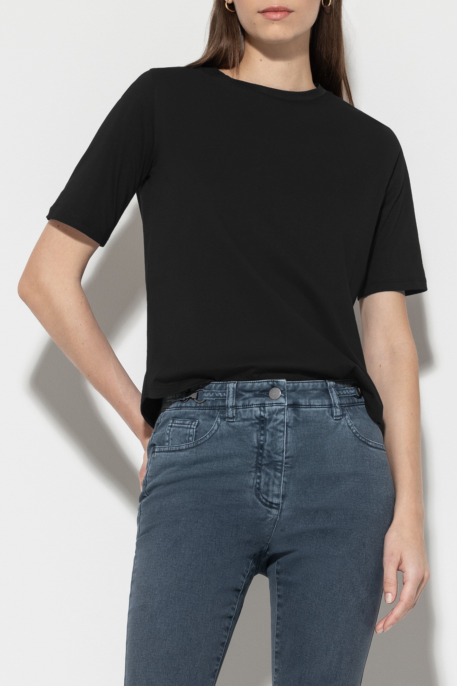 Basic-T-Shirt - black - Standard | Model Front