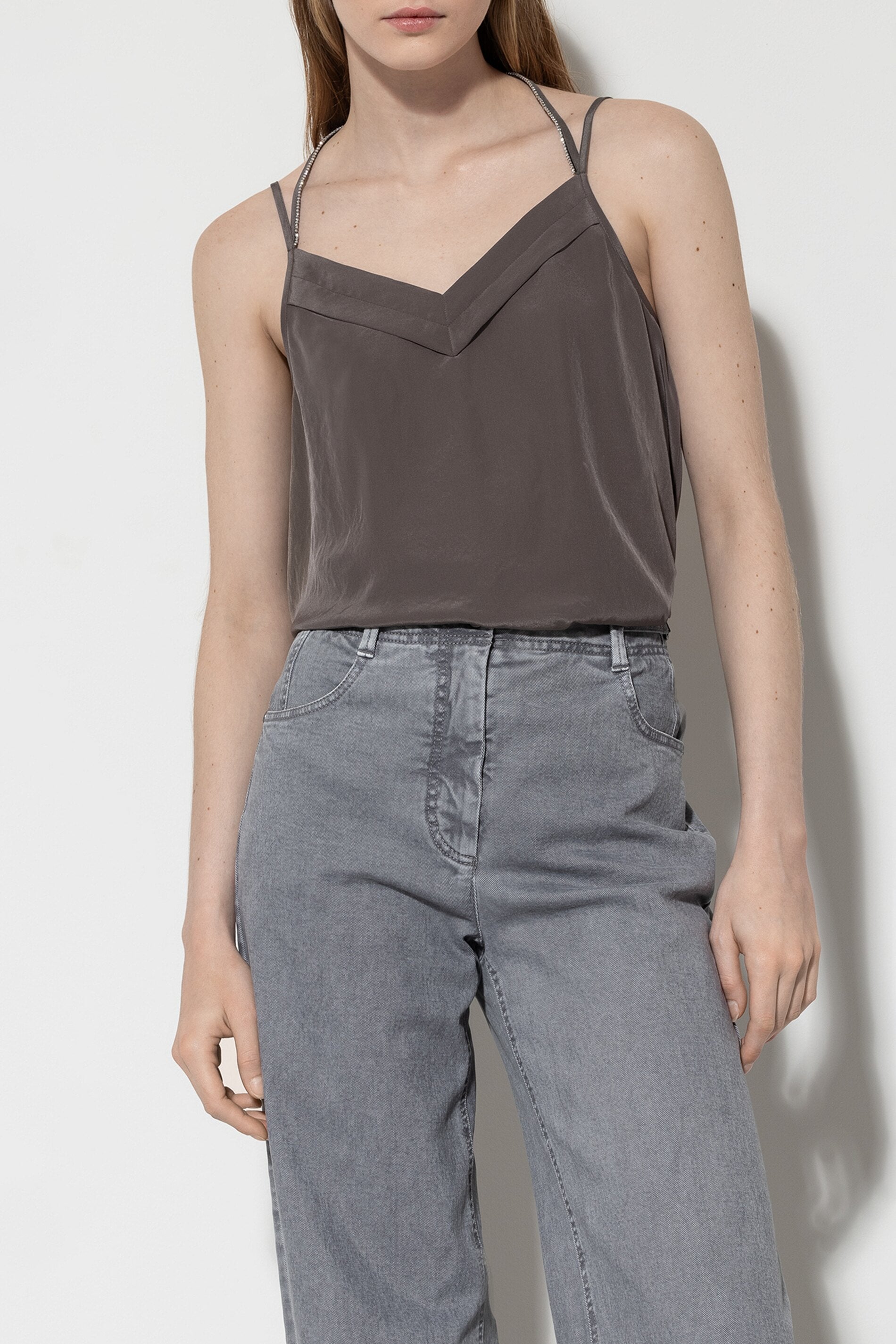 Neckholder-Top - taupe - mit Schmuck | Model Front