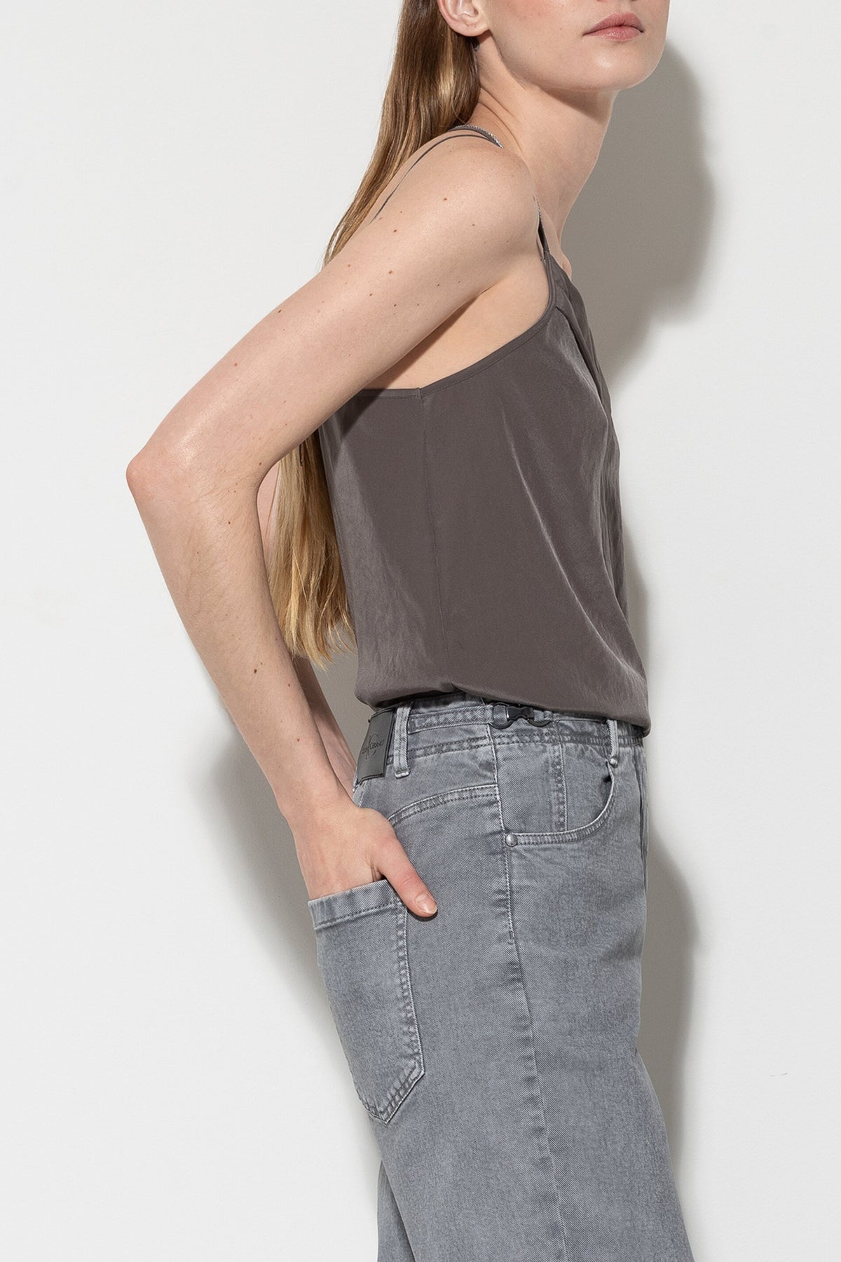 Neckholder-Top - taupe - mit Schmuck | Model Seite