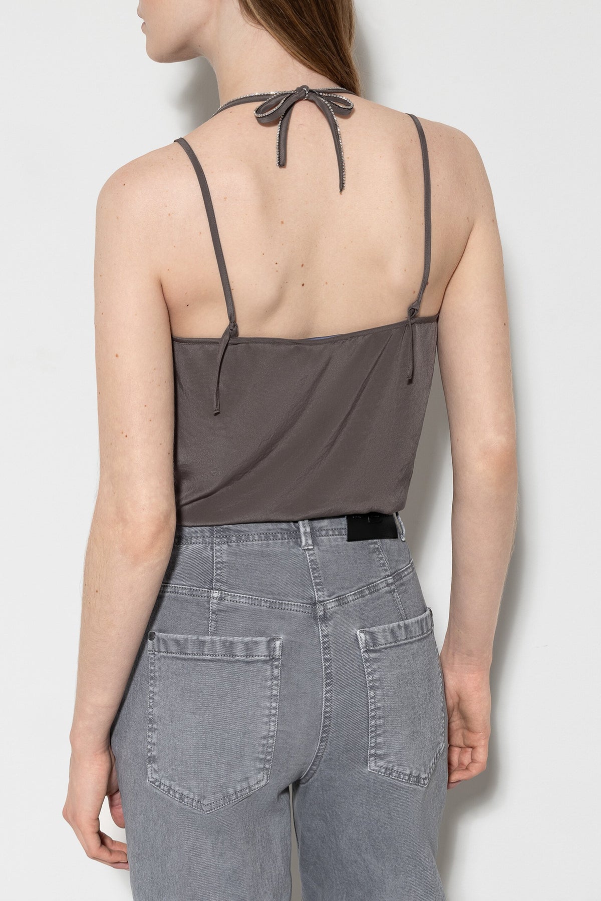 Neckholder-Top - taupe - mit Schmuck | Model Rück