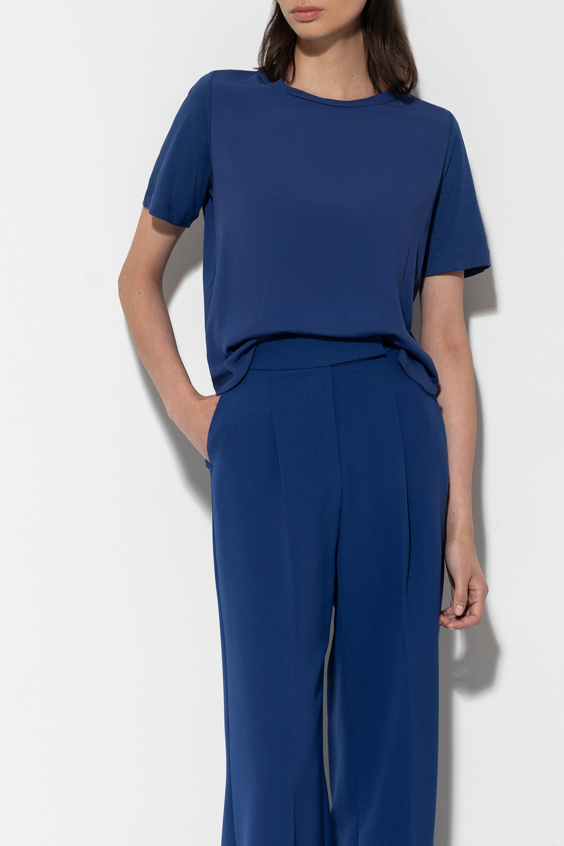 T-Shirt aus Seiden-Mix - deep blue - Standard | Model Front