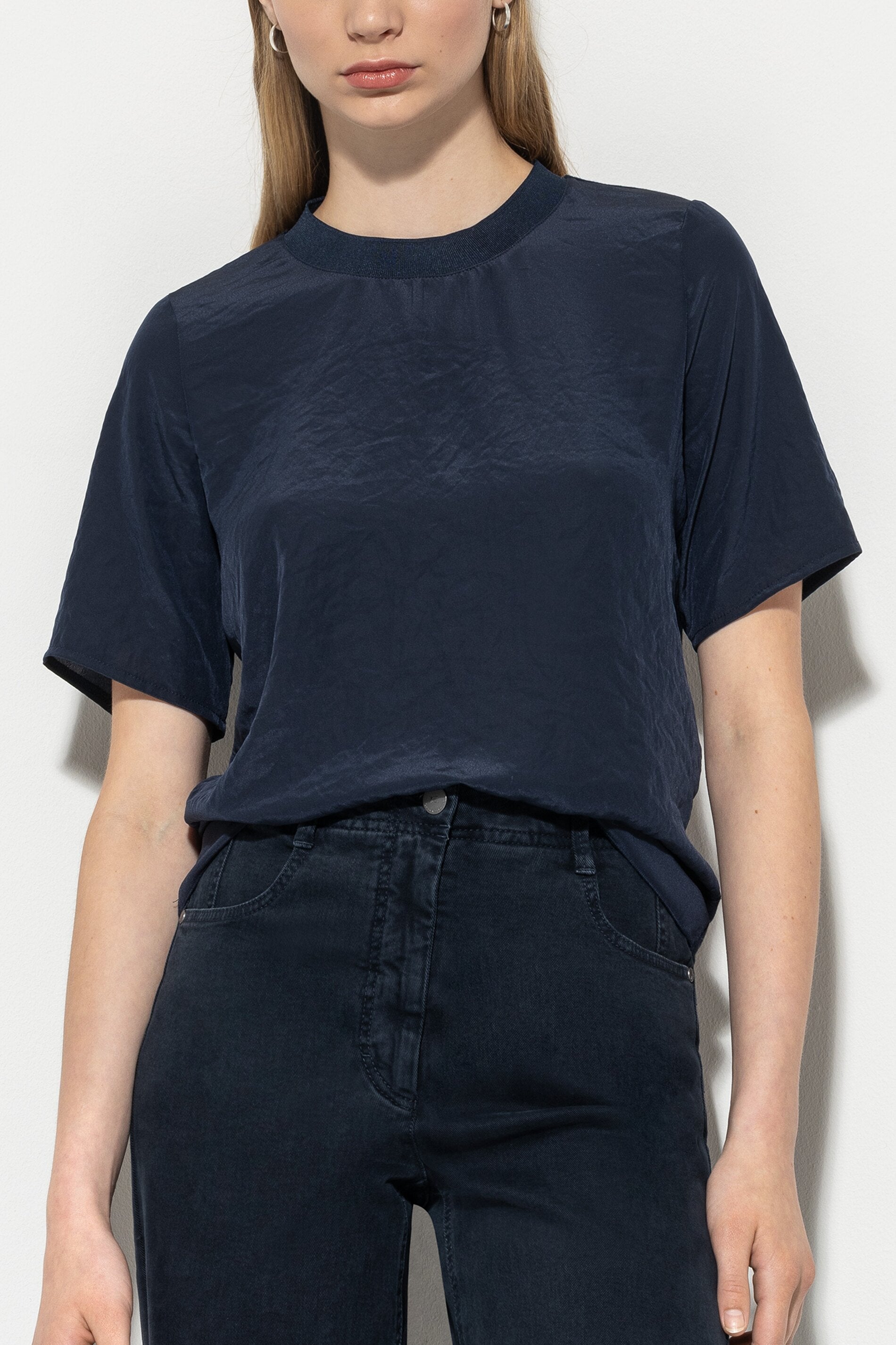 Rundhalsshirt mit Rippdetail - midnight blue - Standard | Model Front