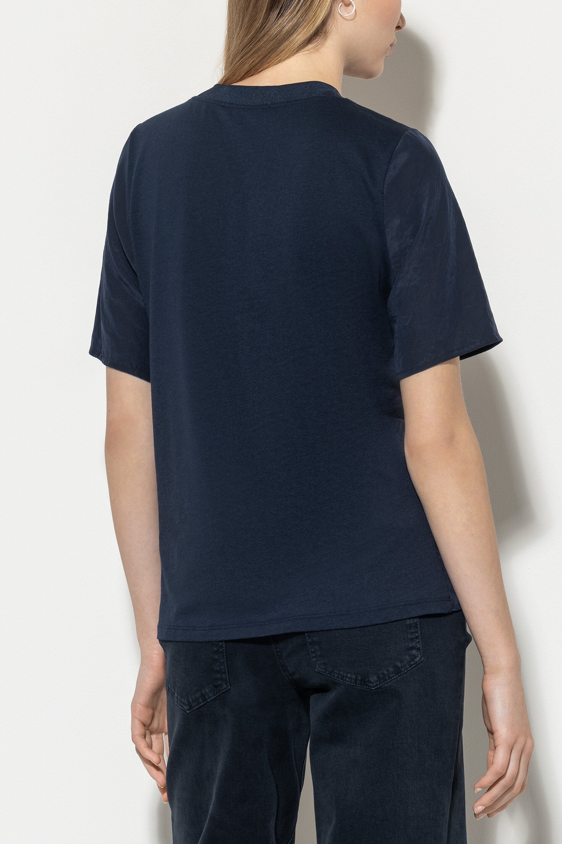 Rundhalsshirt mit Rippdetail - midnight blue - Standard | Model Rück