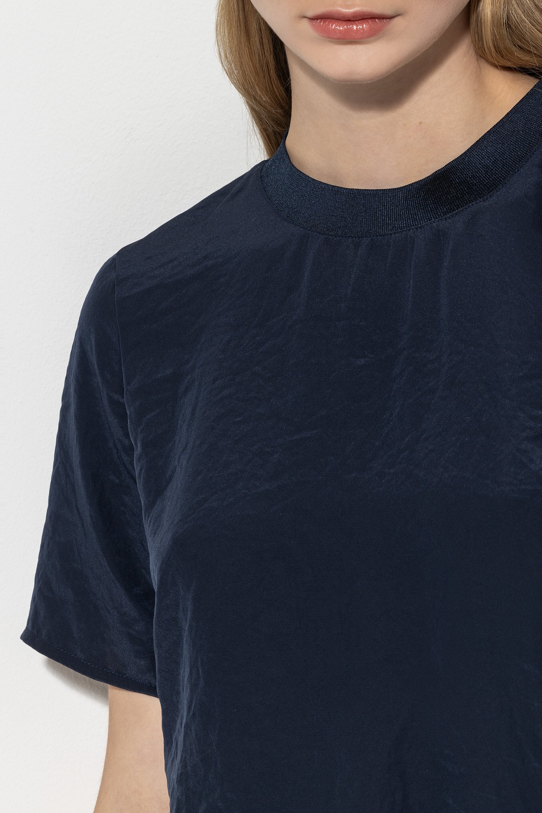 Rundhalsshirt mit Rippdetail - midnight blue - Standard | Model Detail