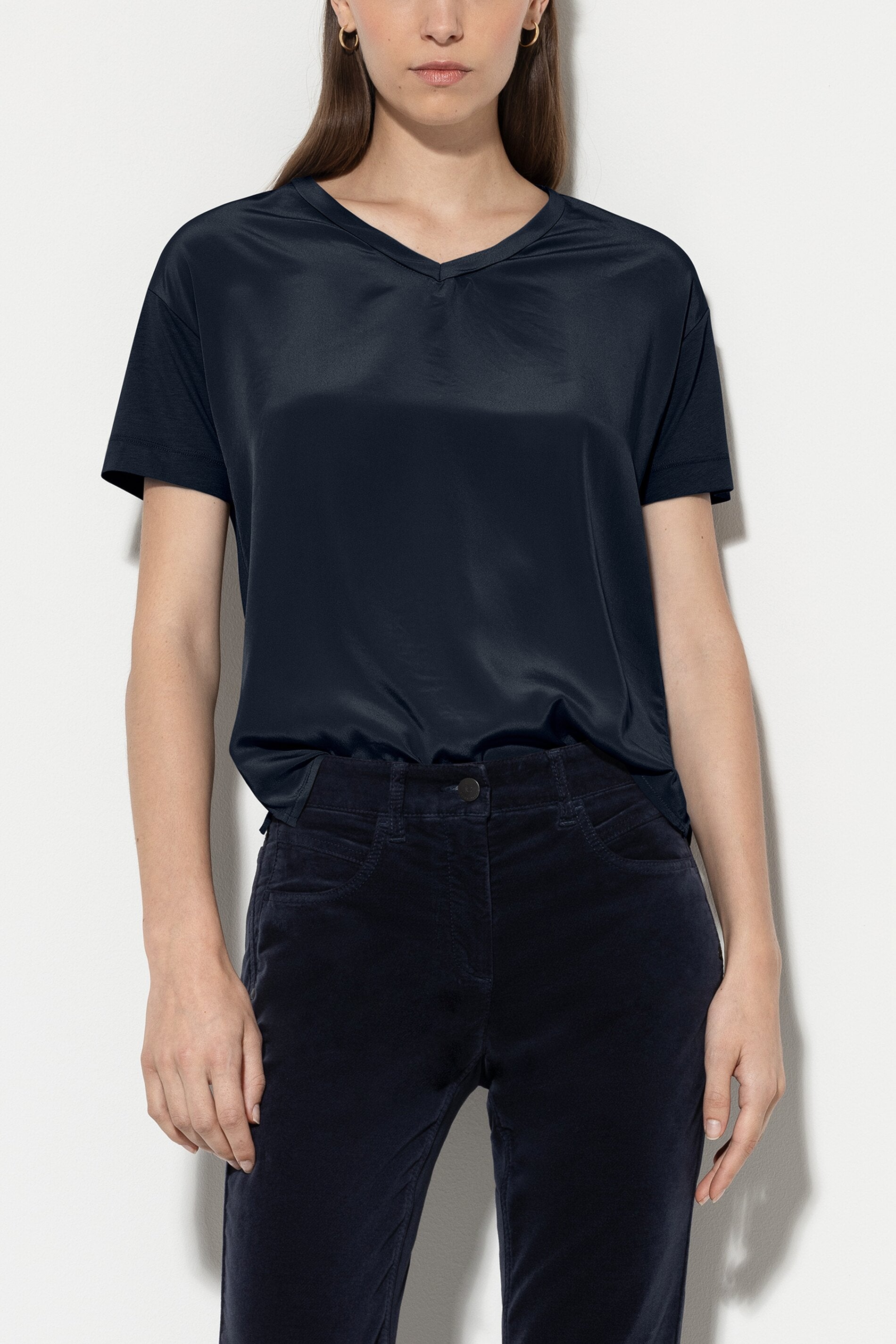 V-Neck-Shirt - midnight blue - Standard | Model Front