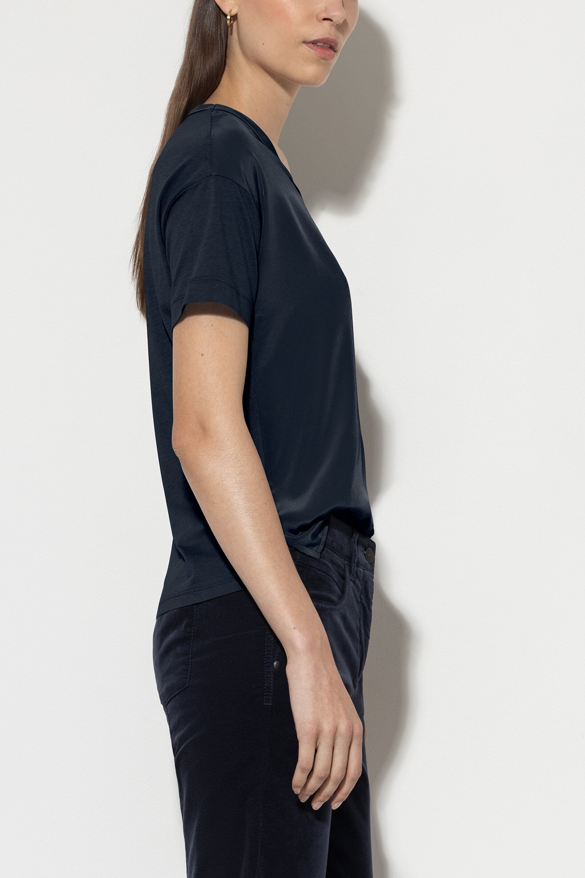 V-Neck-Shirt - midnight blue - Standard | Model Seite