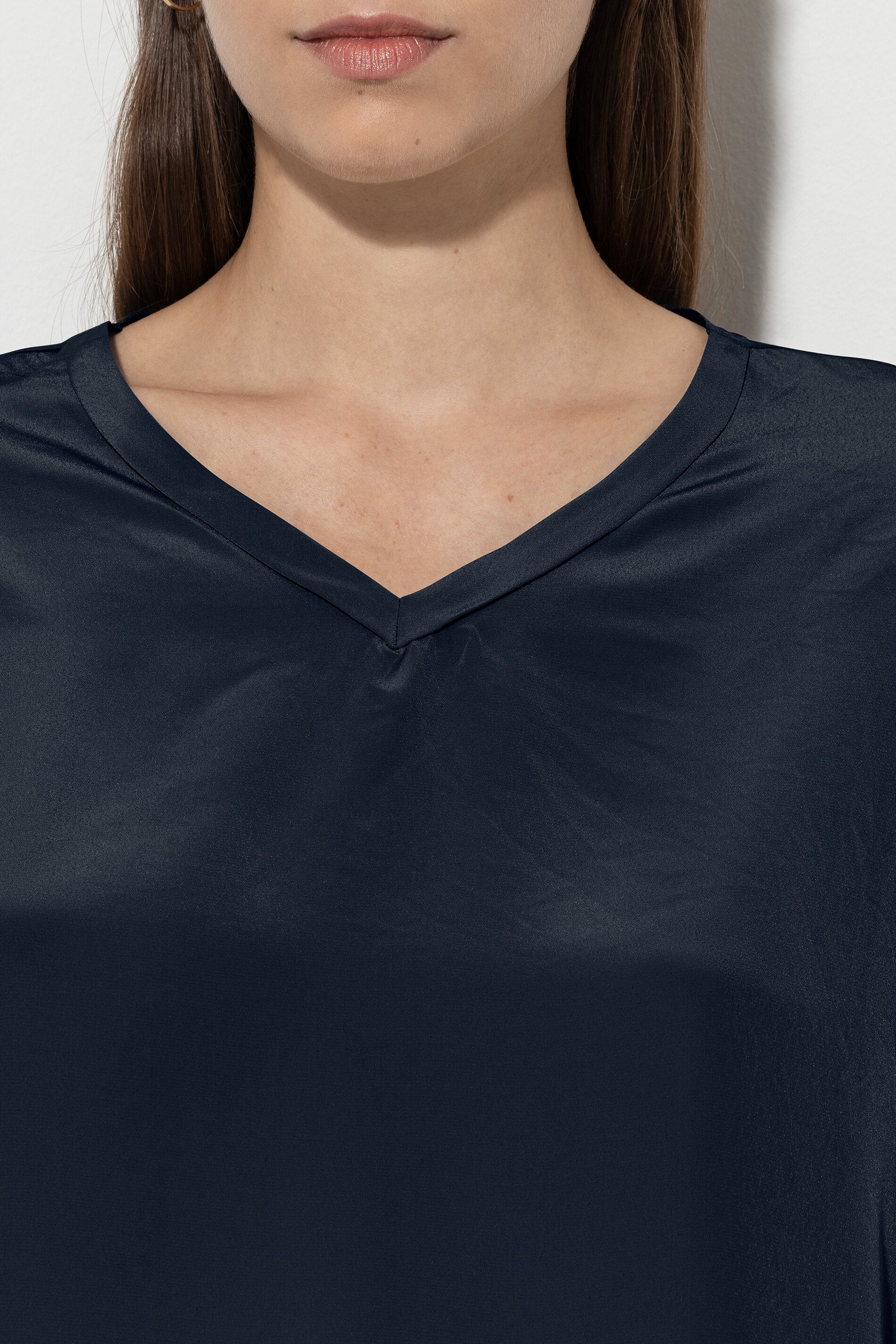 V-Neck-Shirt - midnight blue - Standard | Model Detail