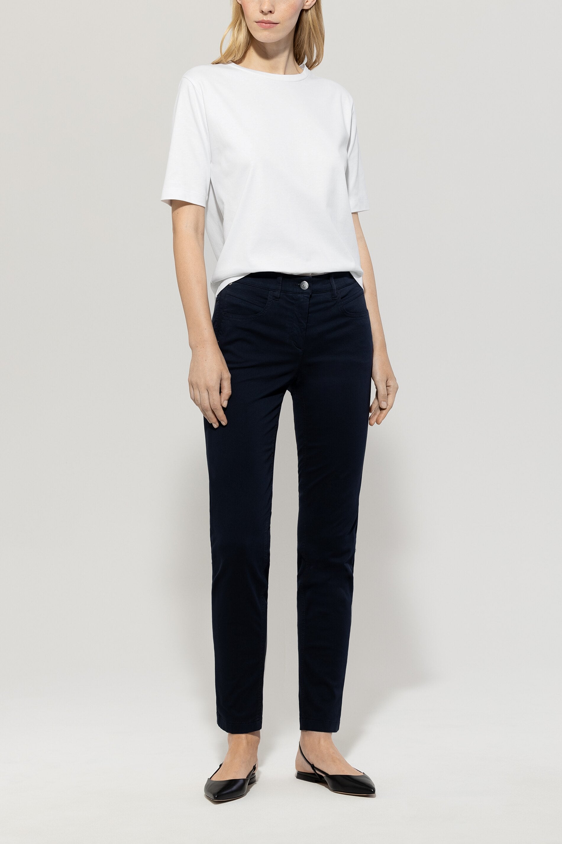 Basic-T-Shirt - white - Standard | Model Front