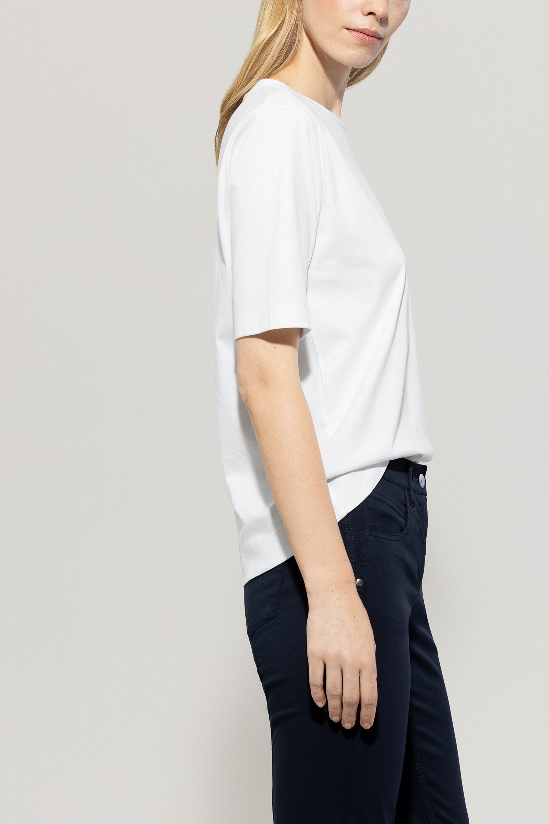 Basic-T-Shirt - white - Standard | Model Seite