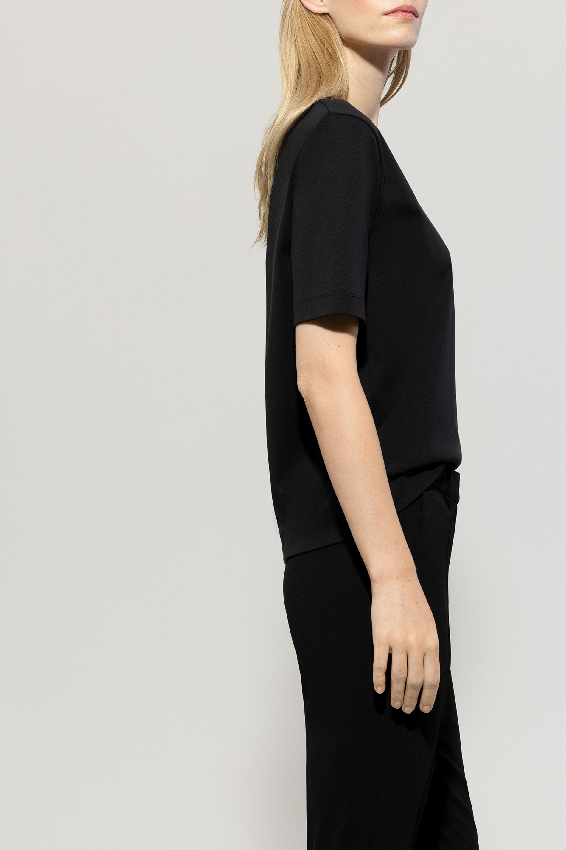 Basic-T-Shirt - black - Standard | Model Seite