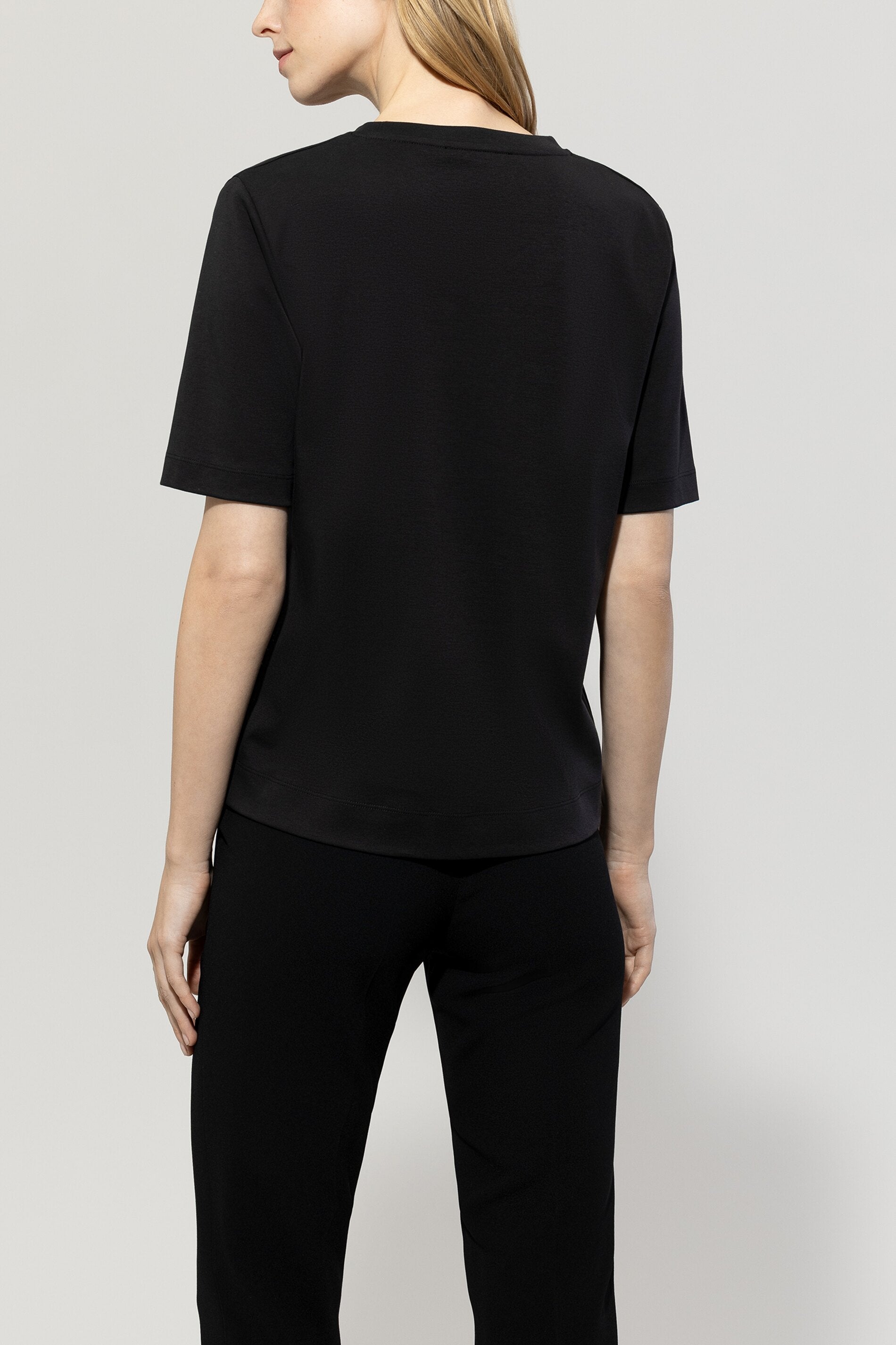 Basic-T-Shirt - black - Standard | Model Rück