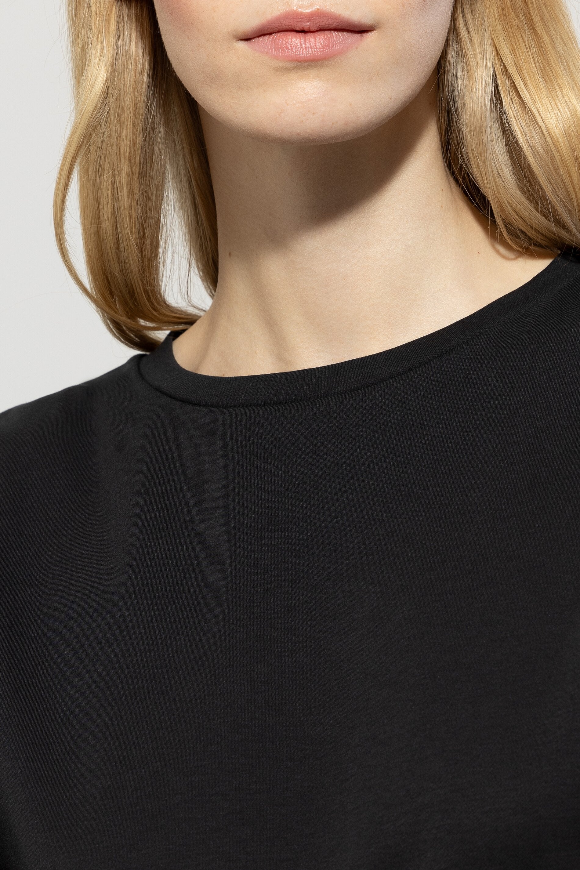 Basic-T-Shirt - black - Standard | Model Detail