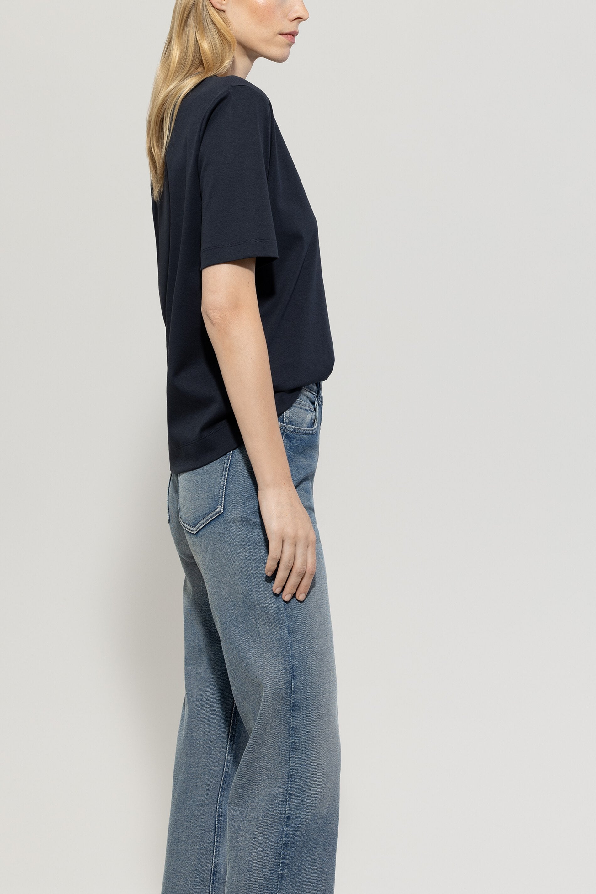 Basic-T-Shirt - dark navy - Standard | Model Seite