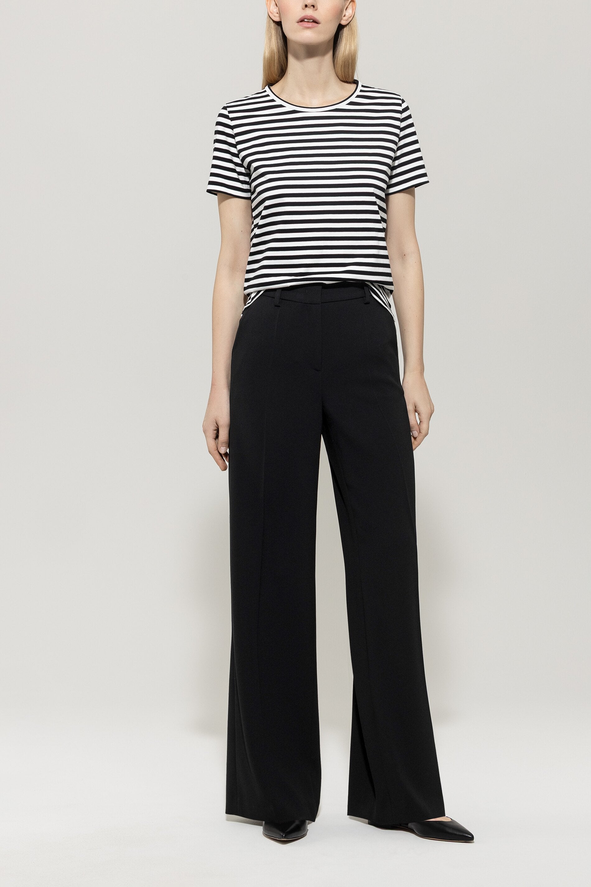 T-Shirt - deep black / white - Standard | Model Front