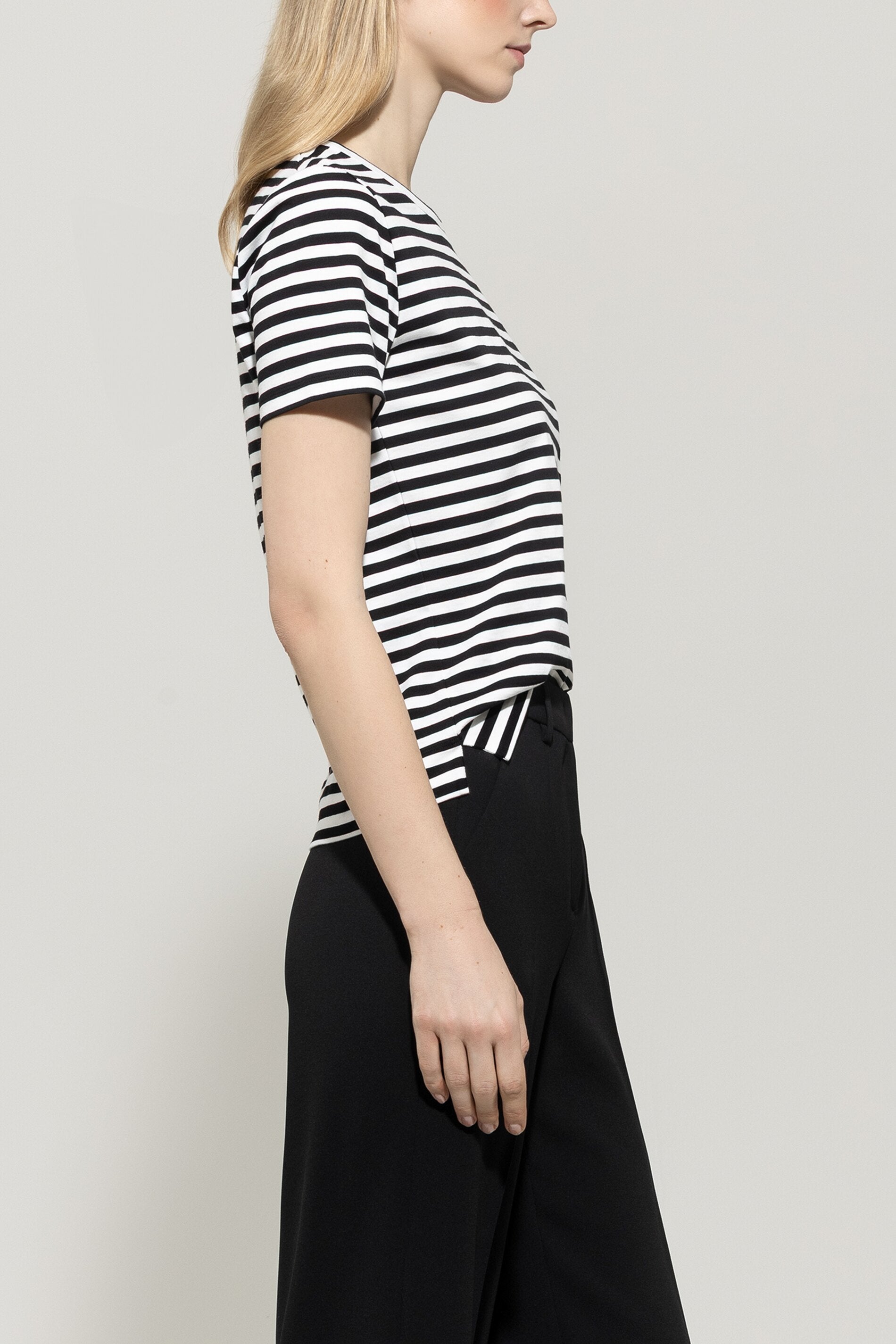 T-Shirt - deep black / white - Standard | Model Seite