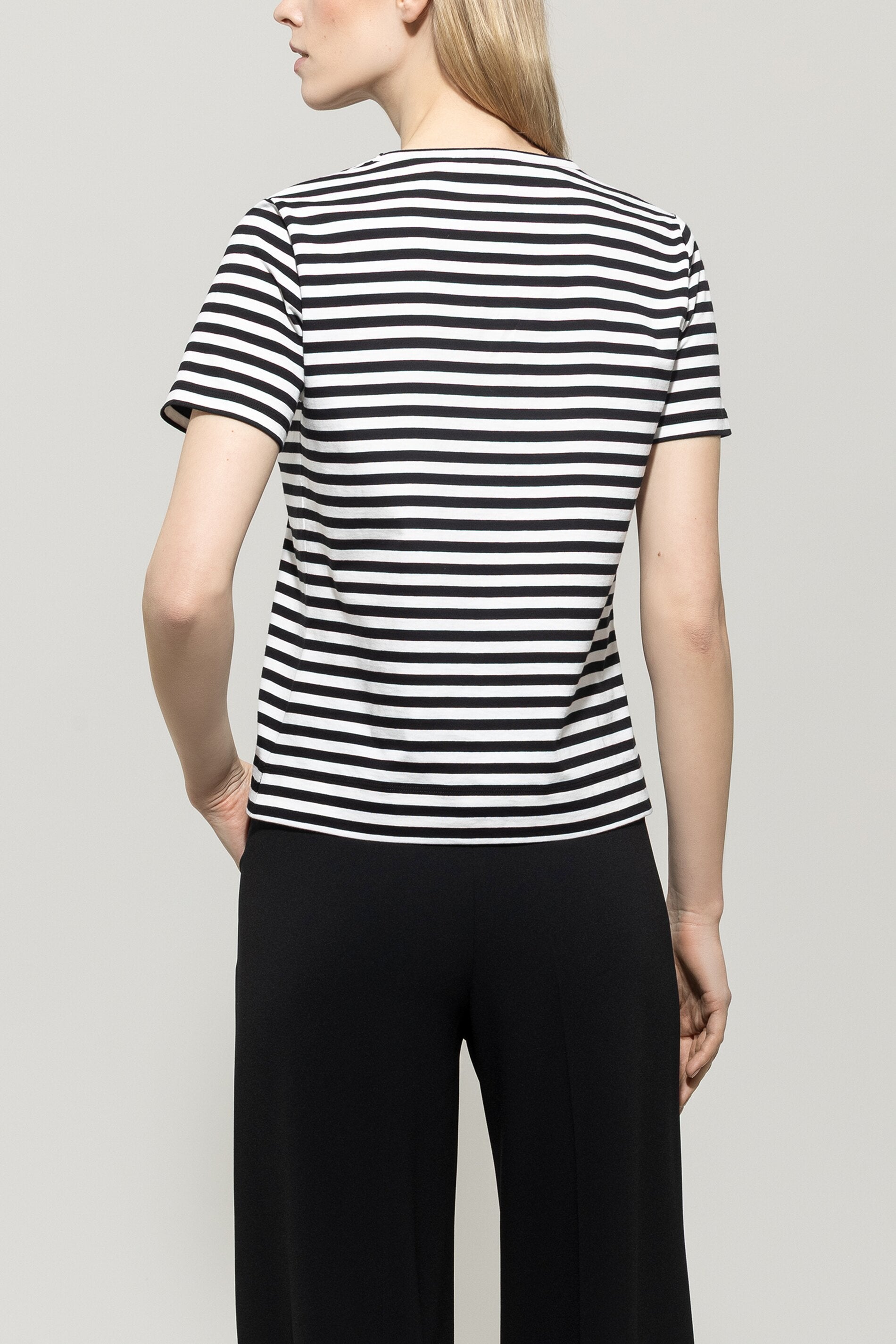 T-Shirt - deep black / white - Standard | Model Rück