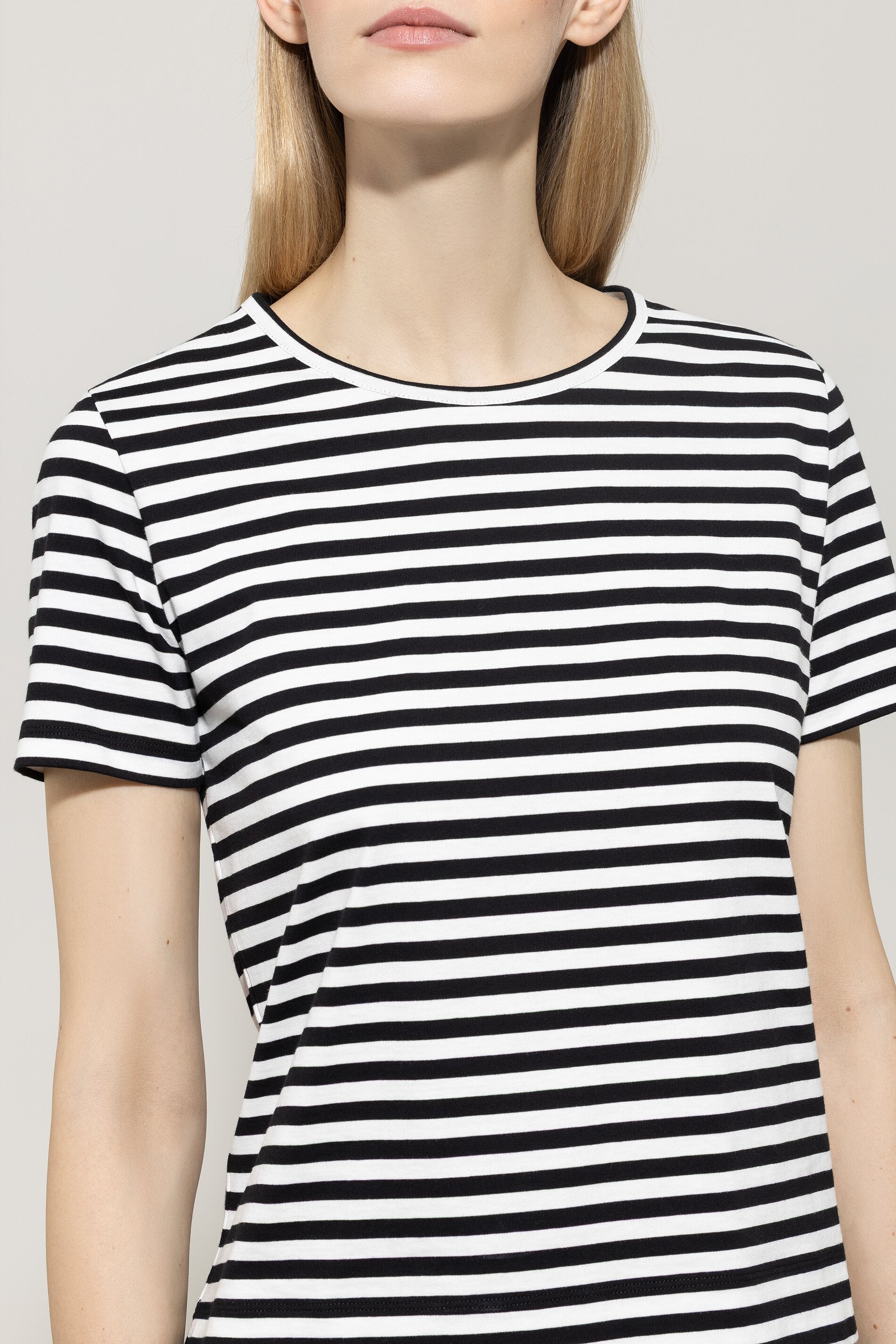 T-Shirt - deep black / white - Standard | Model Detail