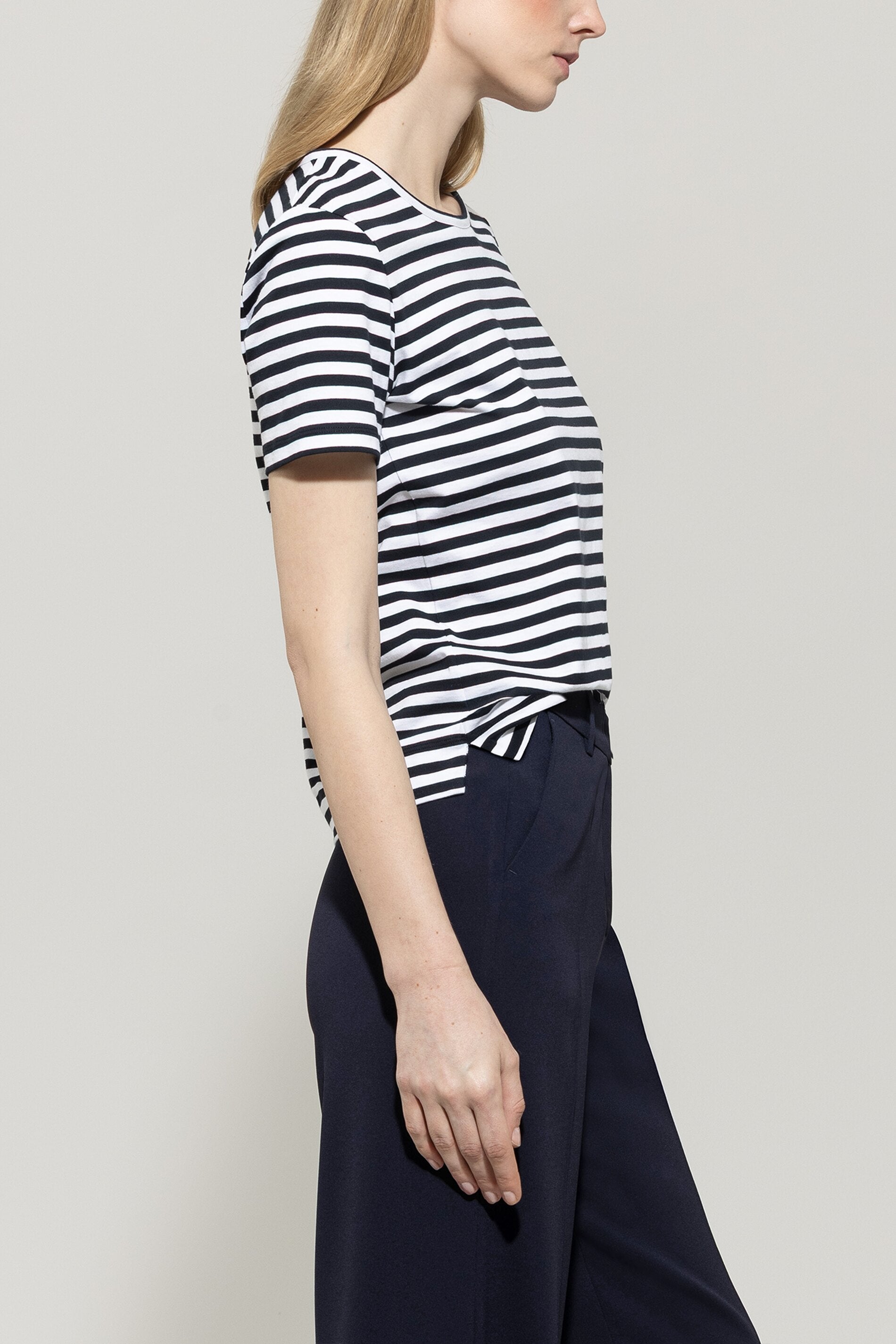 T-Shirt - dark navy / white - Standard | Model Seite