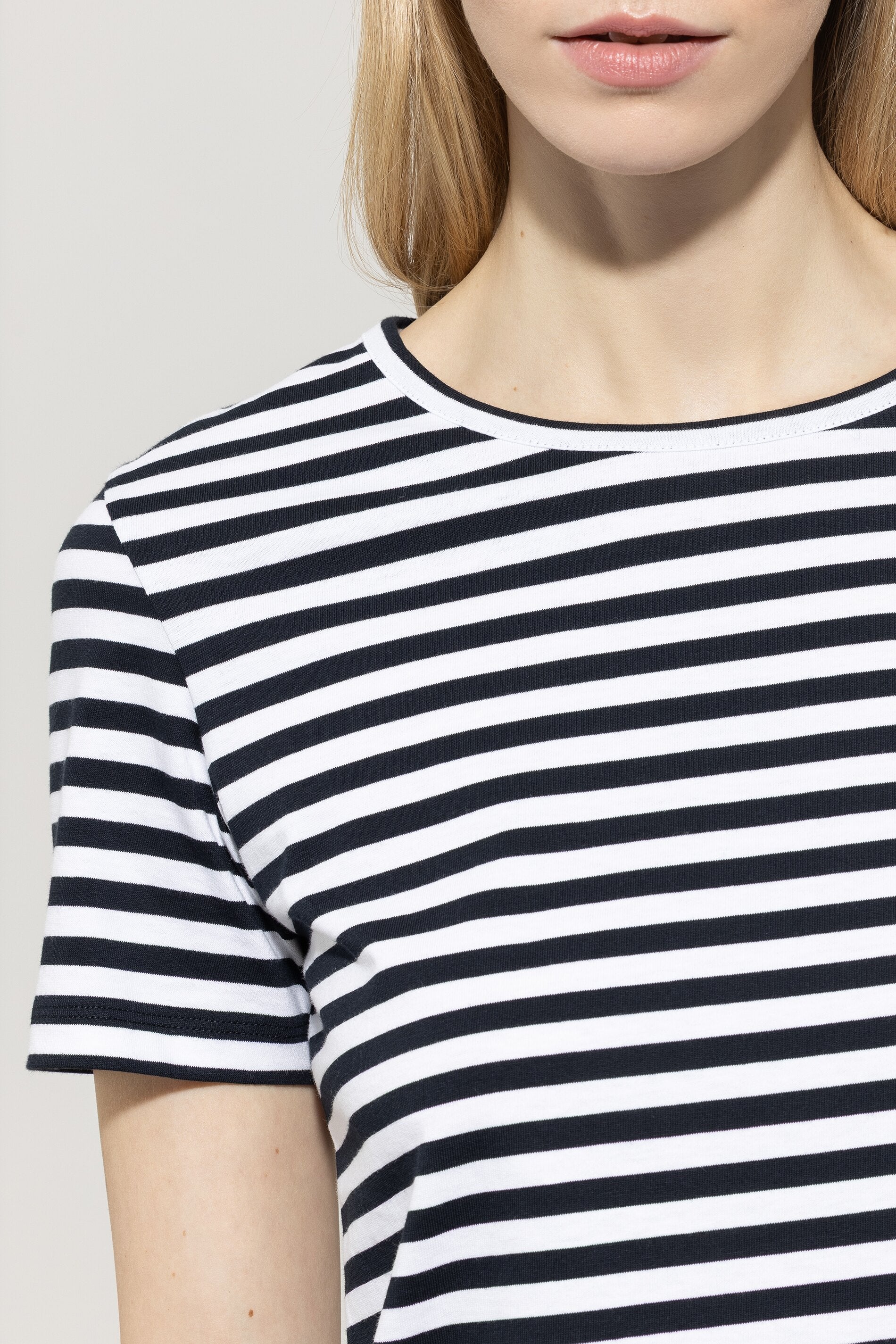 T-Shirt - dark navy / white - Standard | Model Detail
