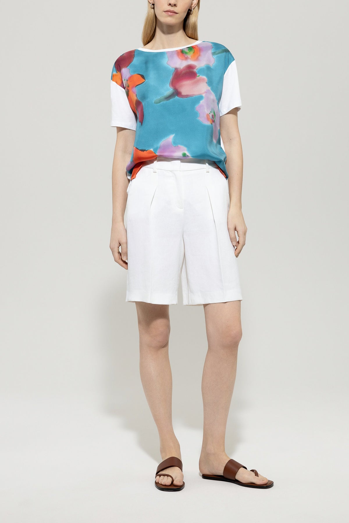 T-Shirt mit Hibiskus-Print - multi - Standard | Model Front