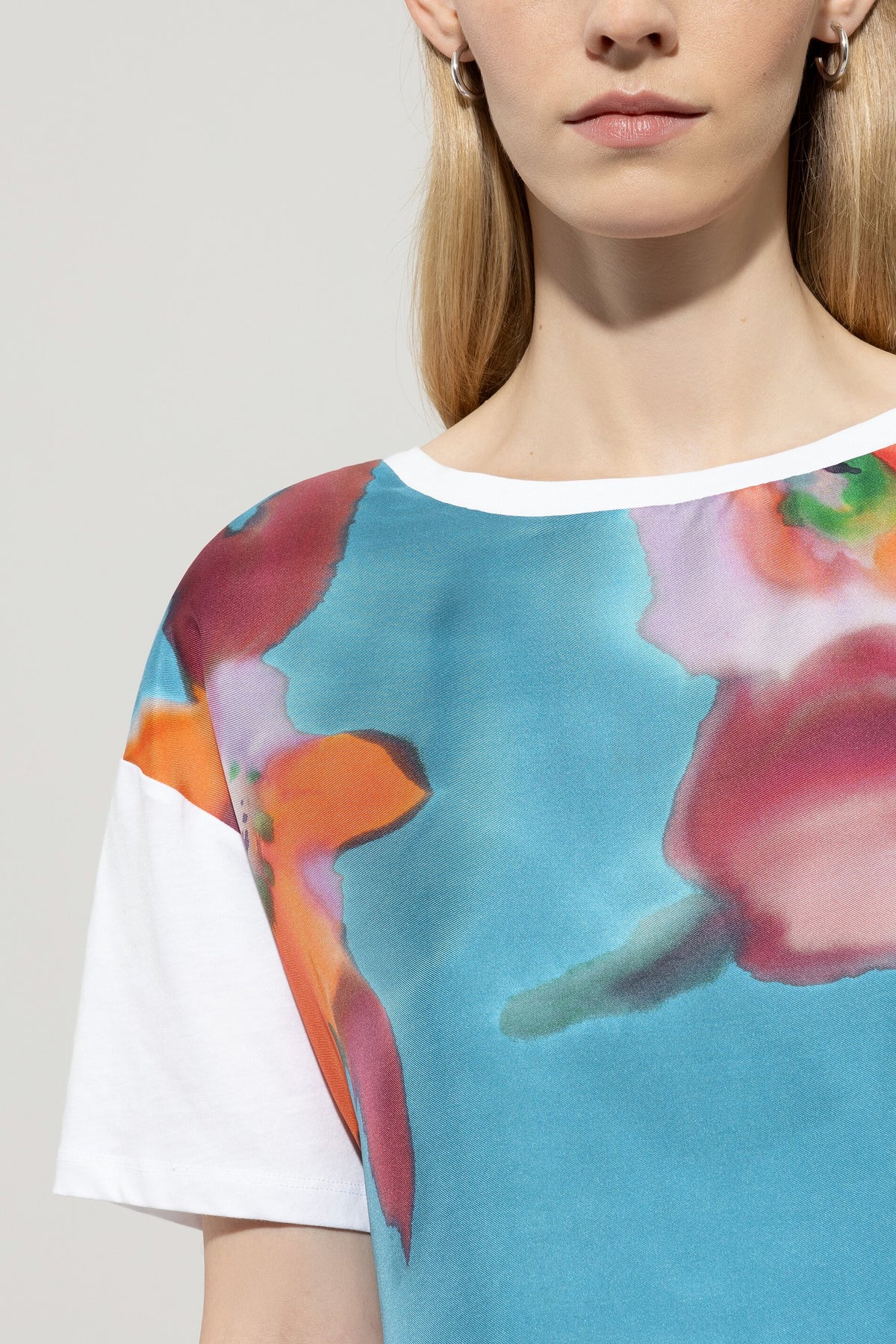 T-Shirt mit Hibiskus-Print - multi - Standard | Model Detail