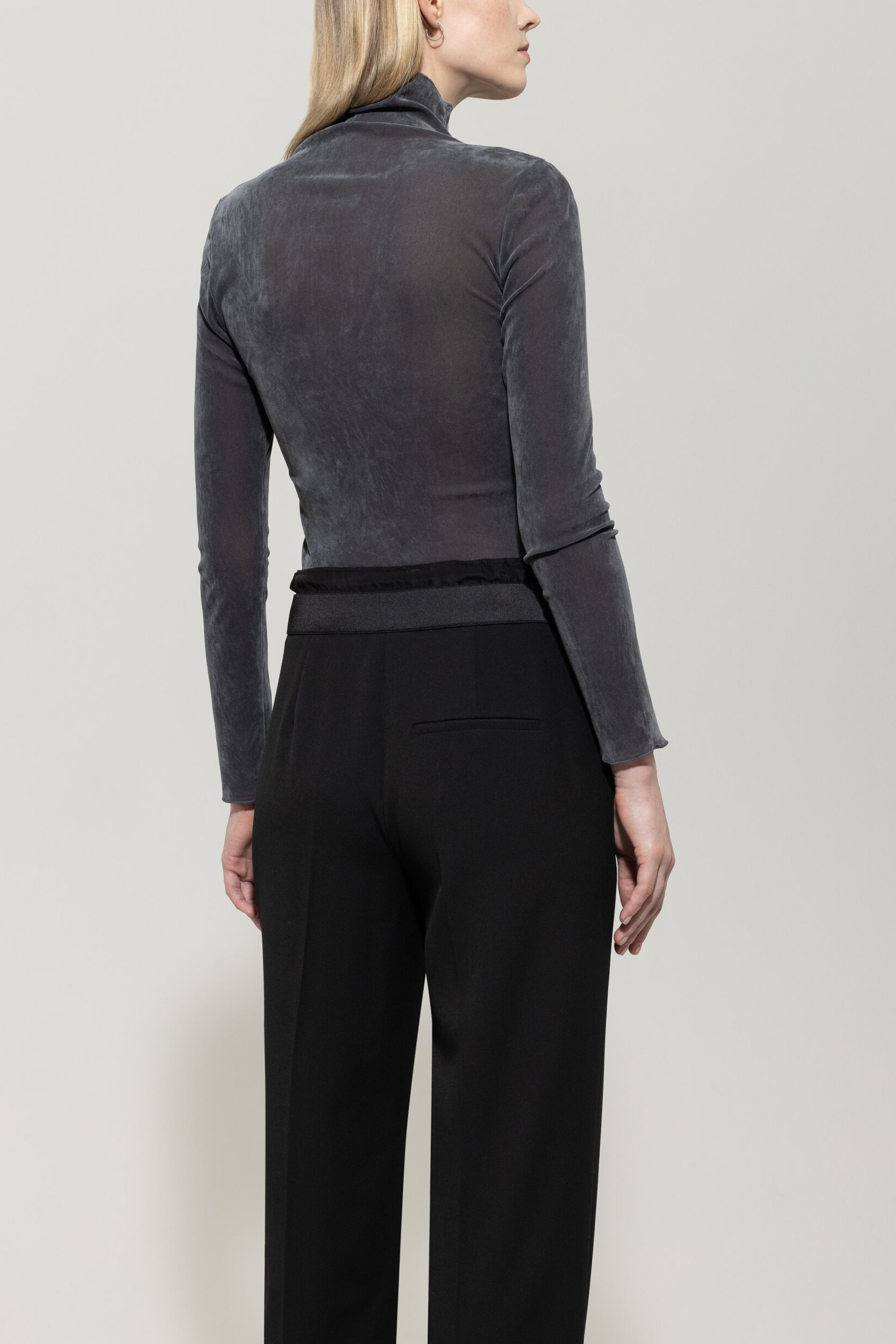 Rollkragen-Samt-Shirt - urban grey - Standard | Model Rück