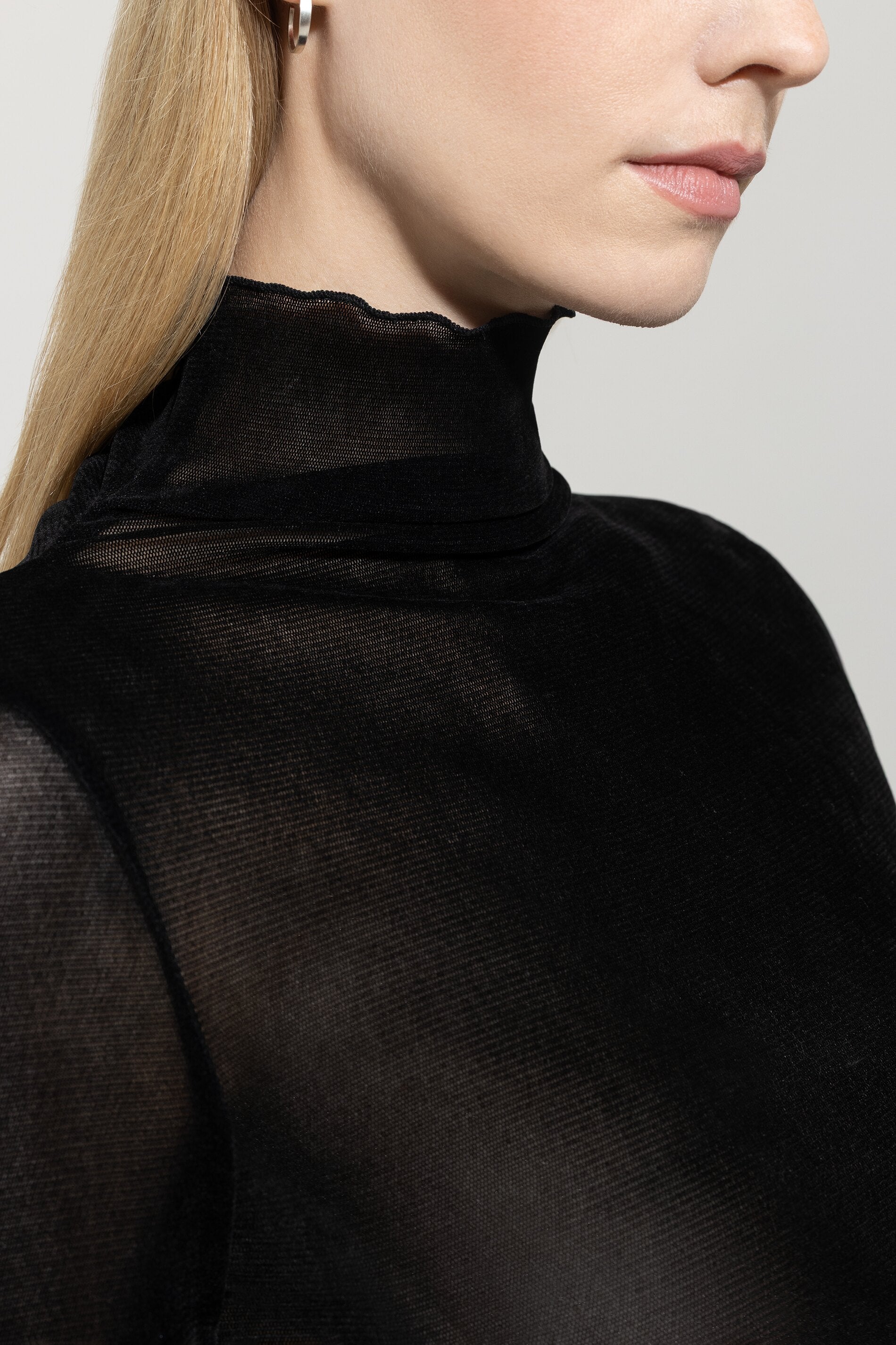 Rollkragen-Samt-Shirt - deep black - Standard | Model Detail