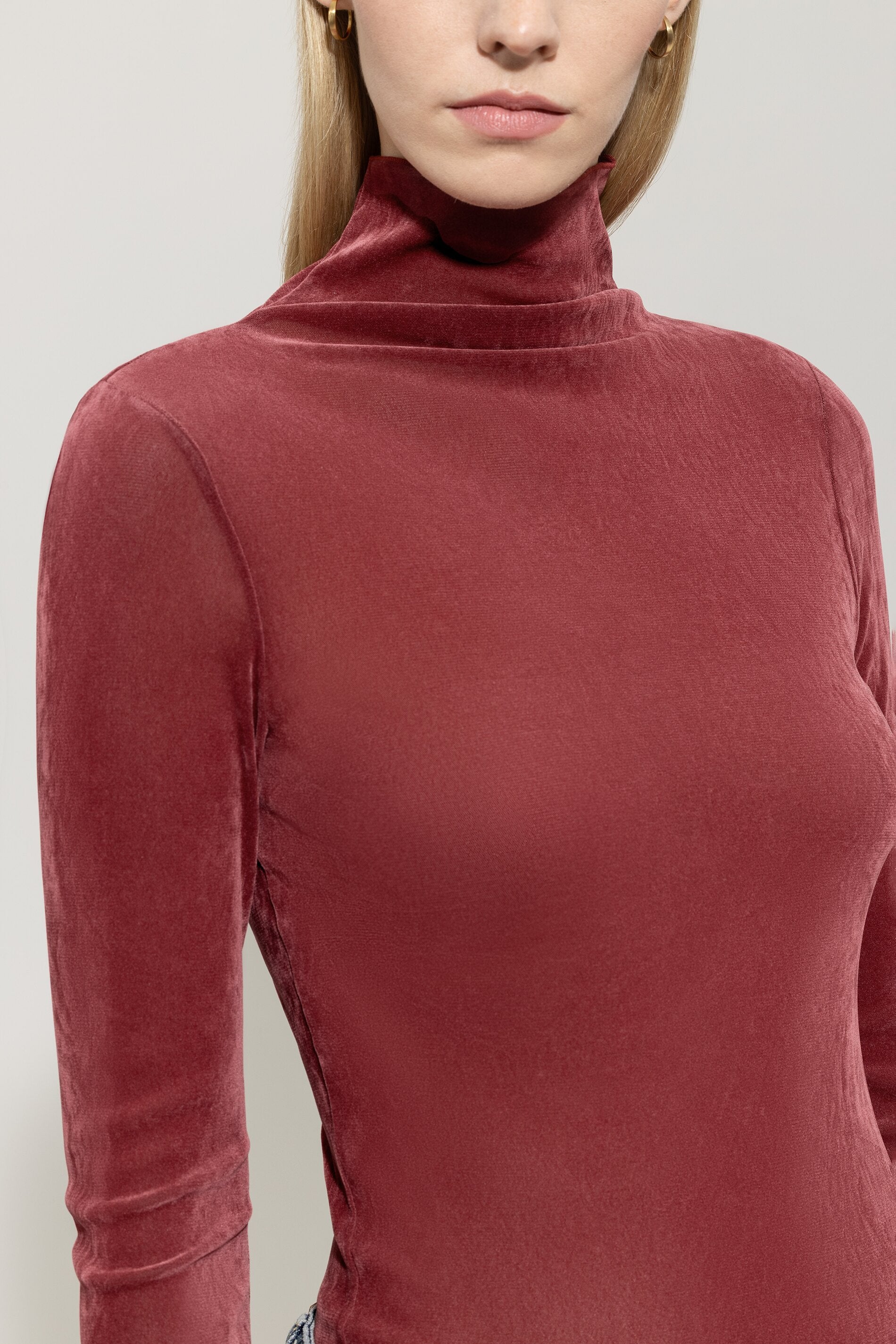 Rollkragen-Samt-Shirt - berry red - Standard | Model Detail